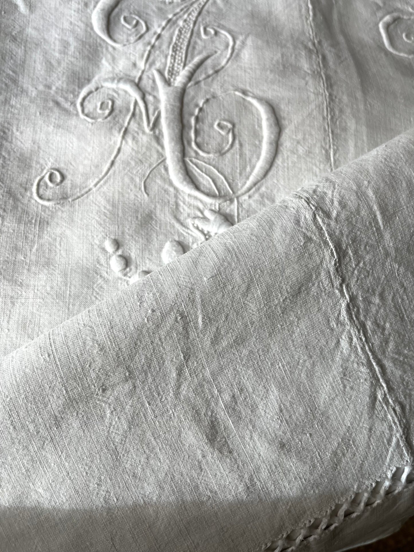 XL Leinen Laken aus Frankreich mit großem Monogramm und Hohlsaum