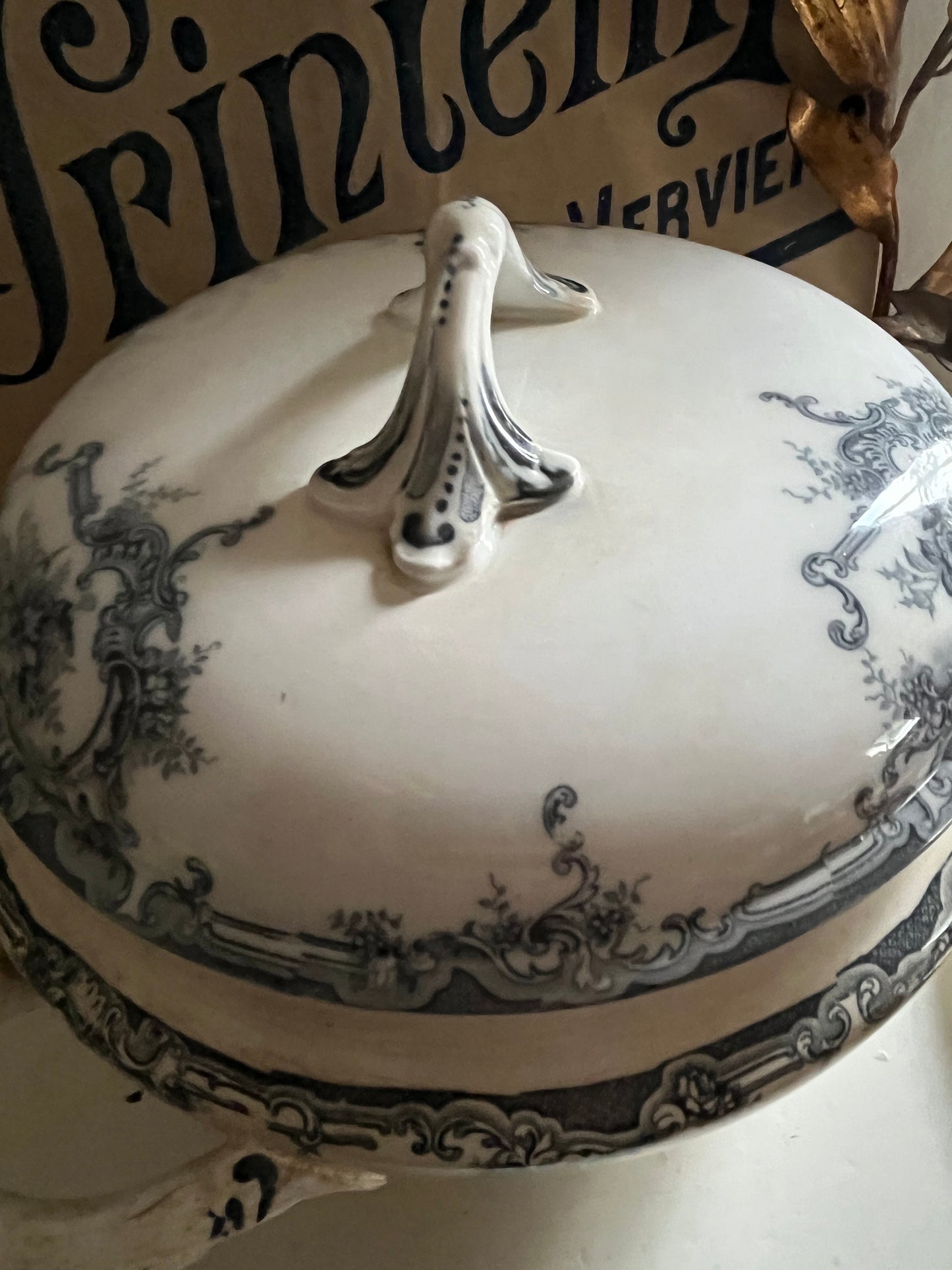 Alte schwere französische Soupiere mit Patina