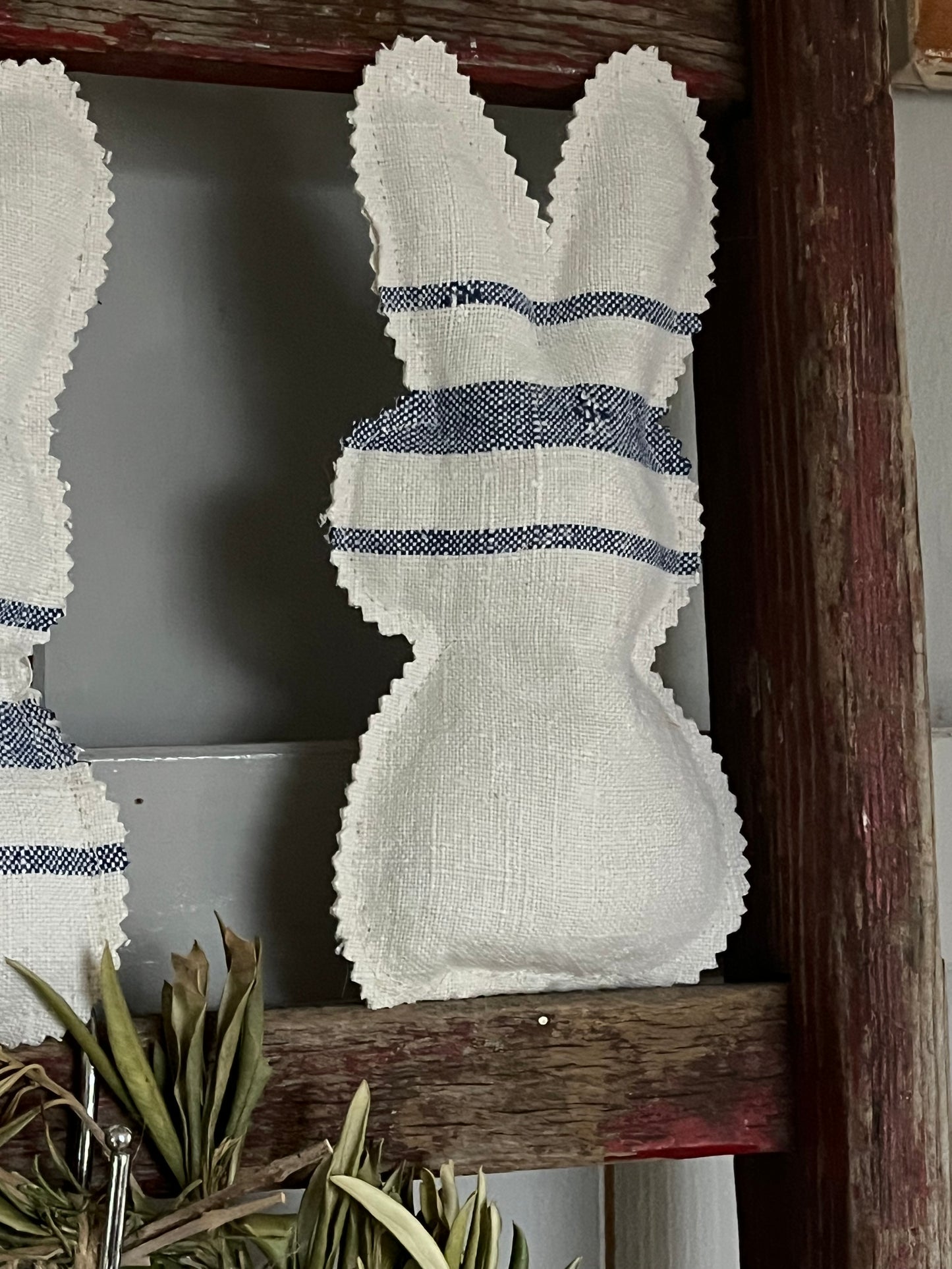 2 Lavendel-Hasen aus altem Leinen