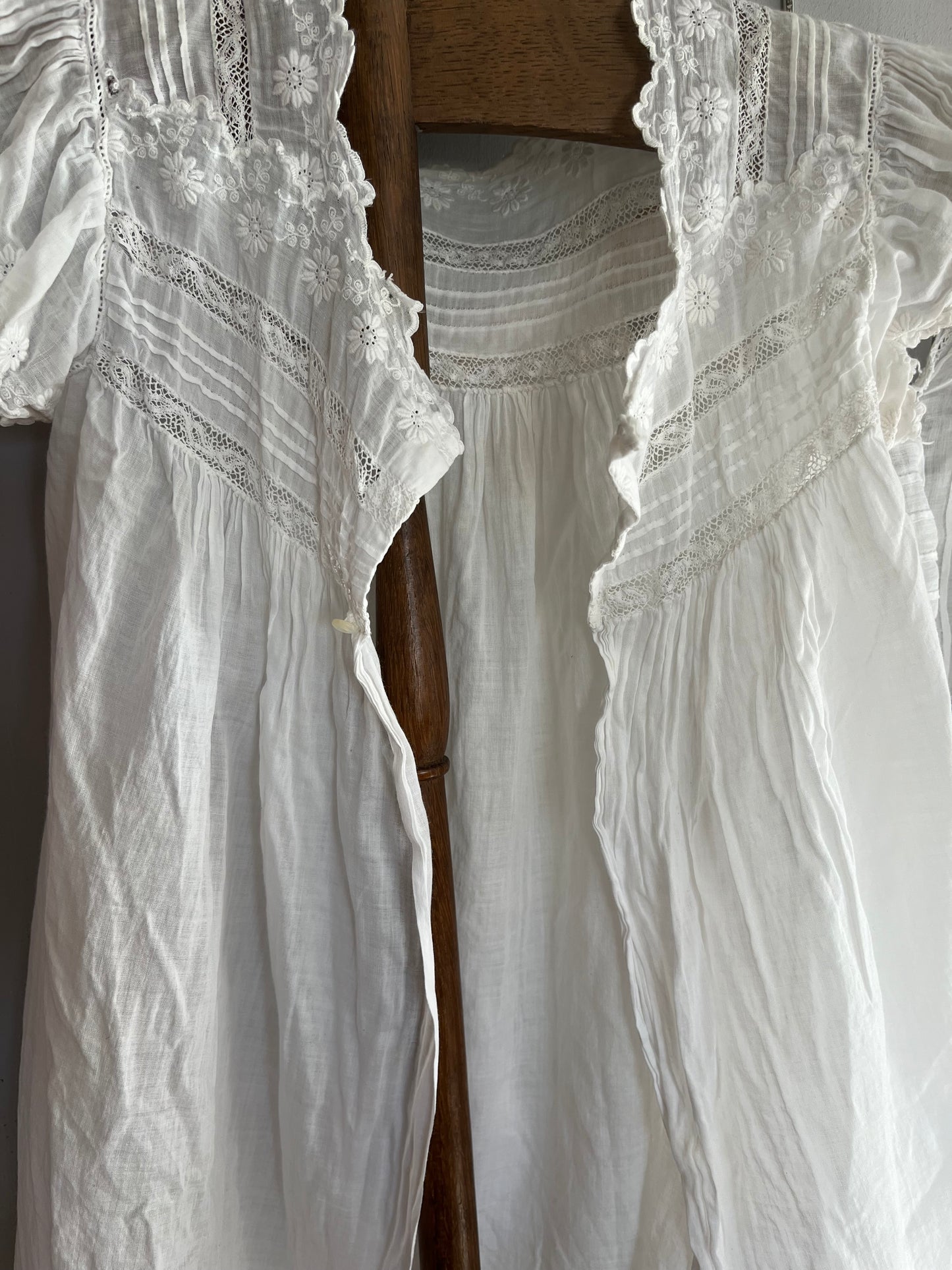 Für Mademoiselle: feines Kleid mit Blüten und Spitze