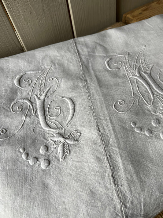 XL Leinen Laken aus Frankreich mit großem Monogramm und Hohlsaum