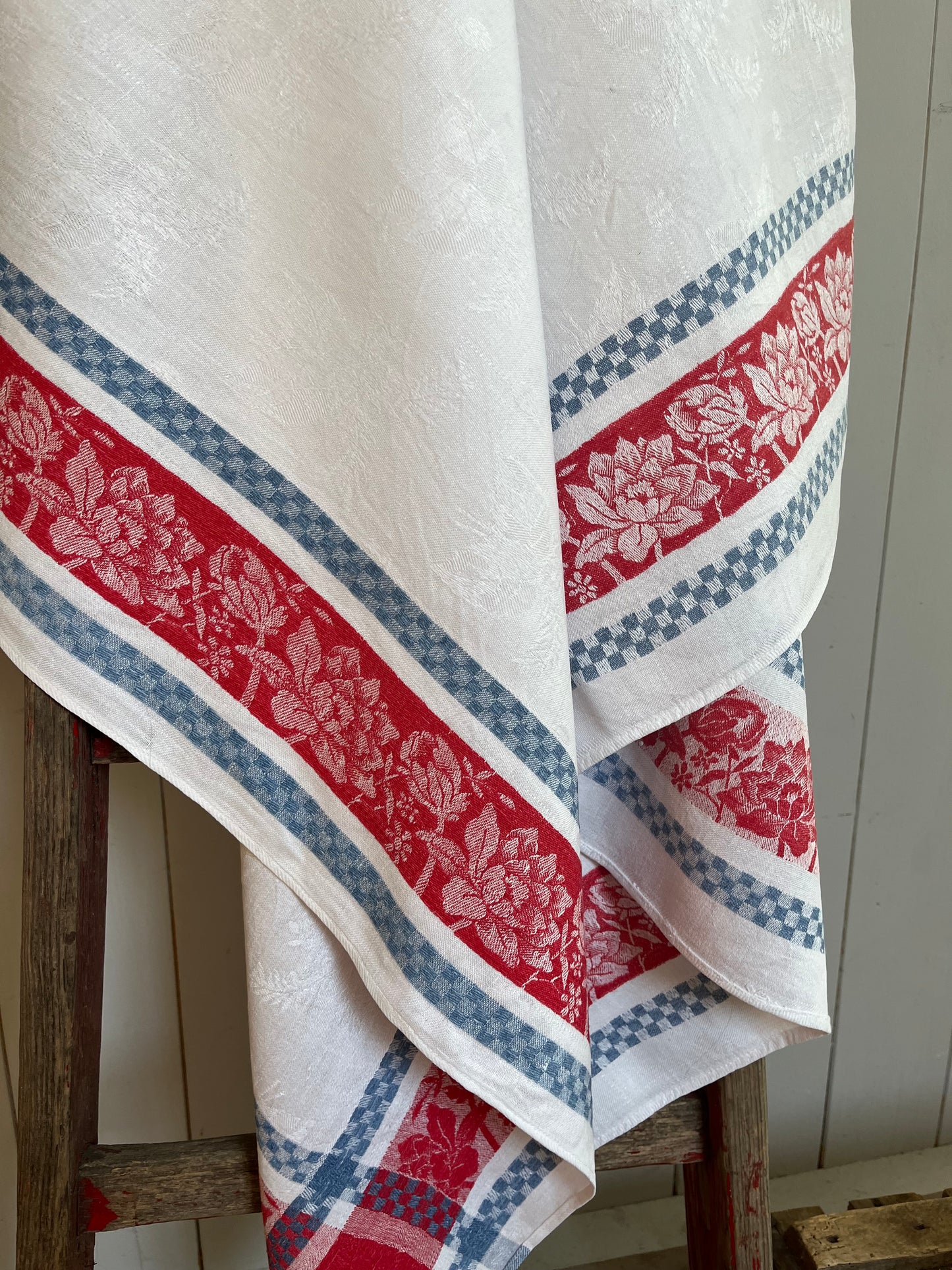 Prachtstück für die Tafel: Leinen Damast Decke in Blau /Weiß/Rot 126 x 126