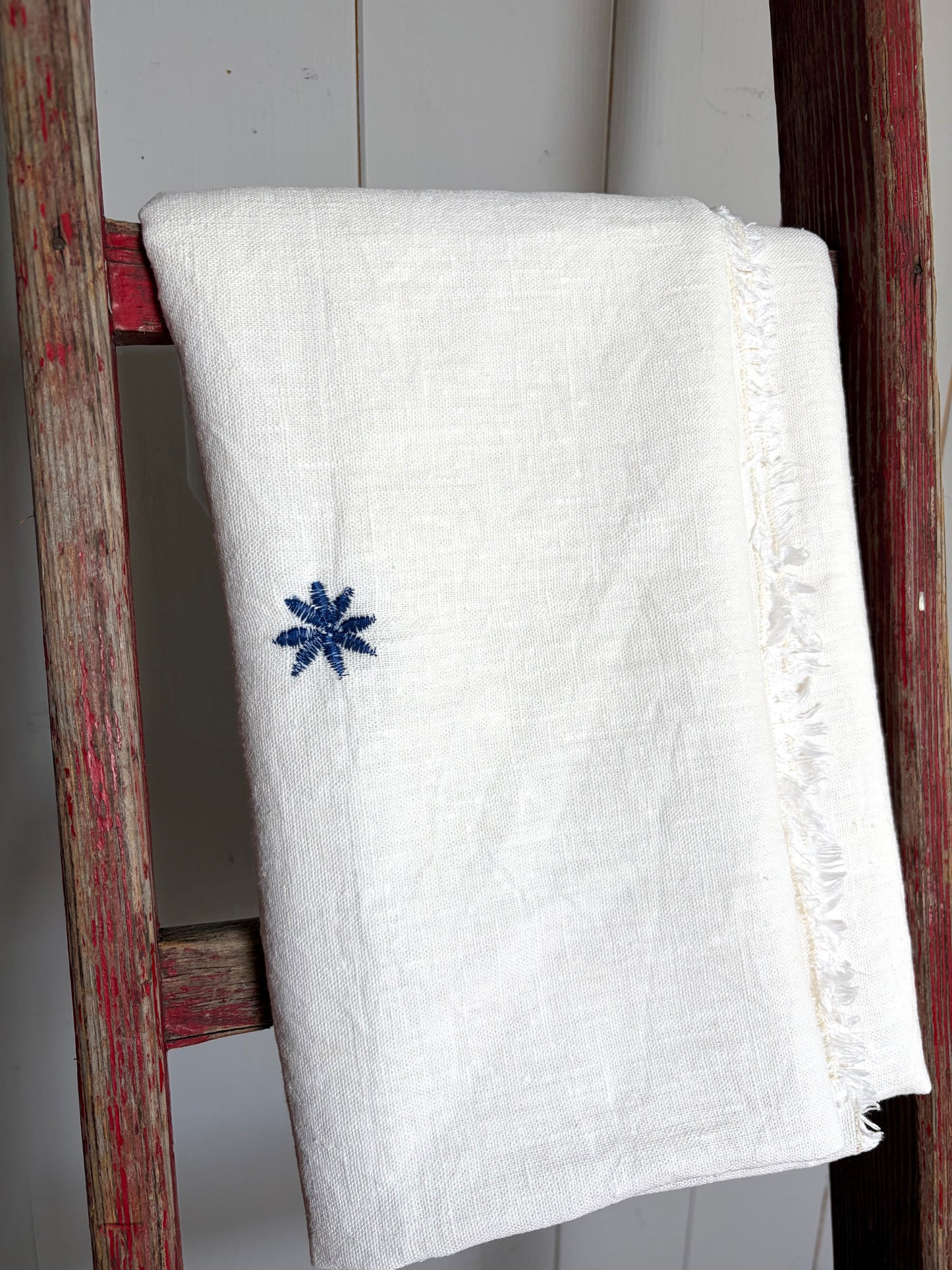 Just a Throw…Großer Überwurf, Decke, Plaid aus weißemeschwerem Leinen mit blauer Blüte 155 x 140