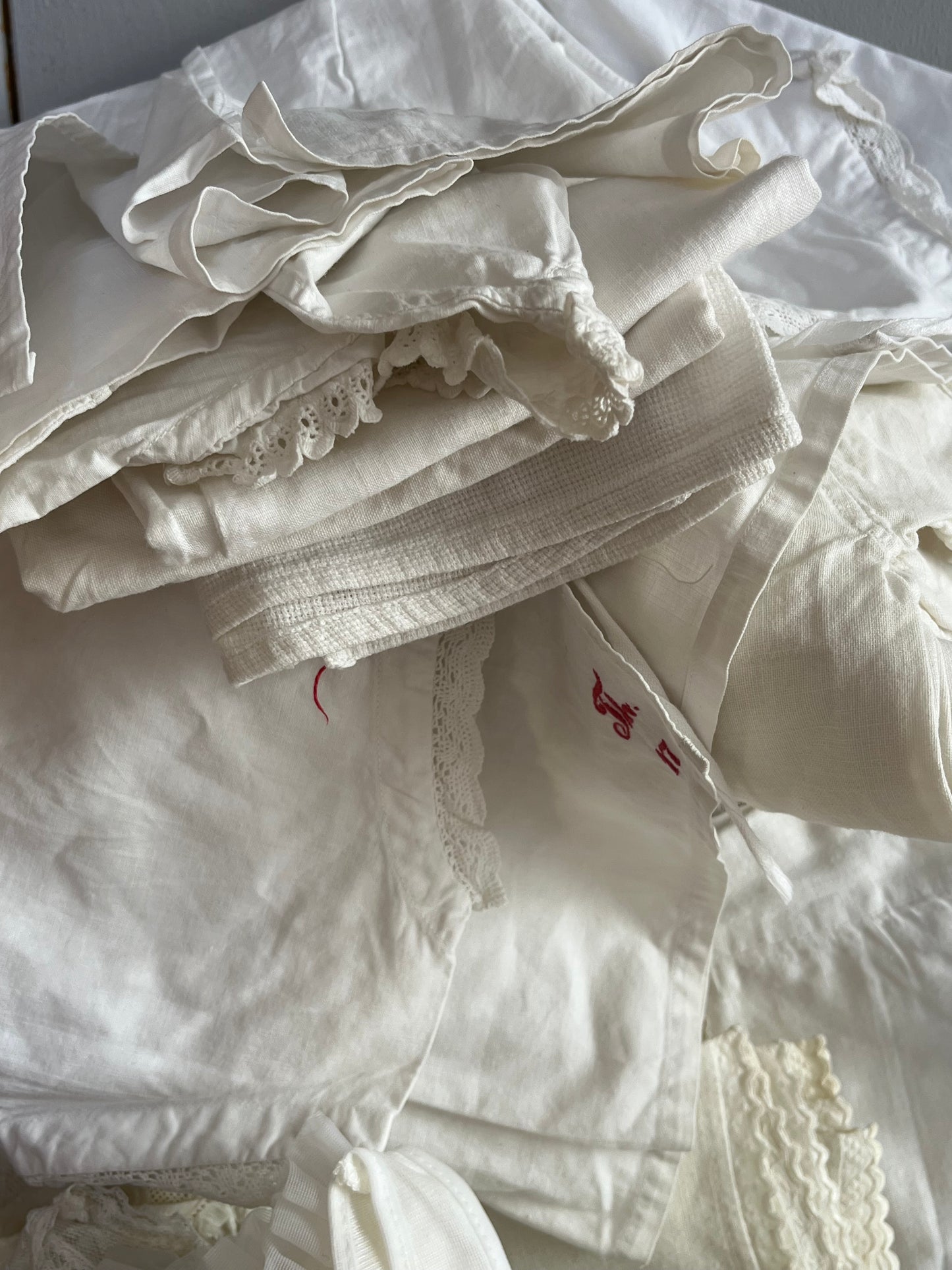 Große Sammlung alte Kinderkleidung in einem Koffer circa 50 Teile aus den 1940er Jahren