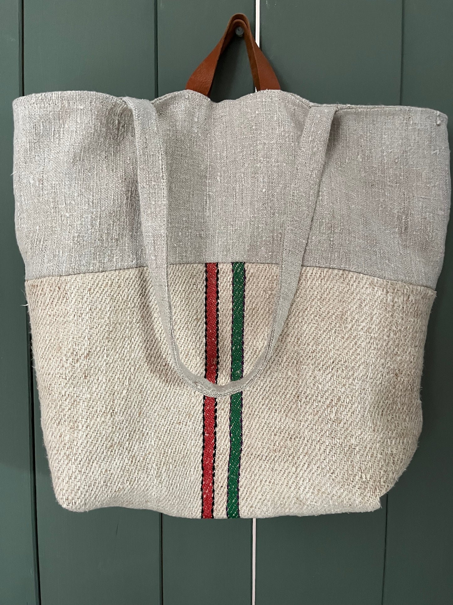 Gestreift: Große Tasche aus altem Leinensack mit Streifen