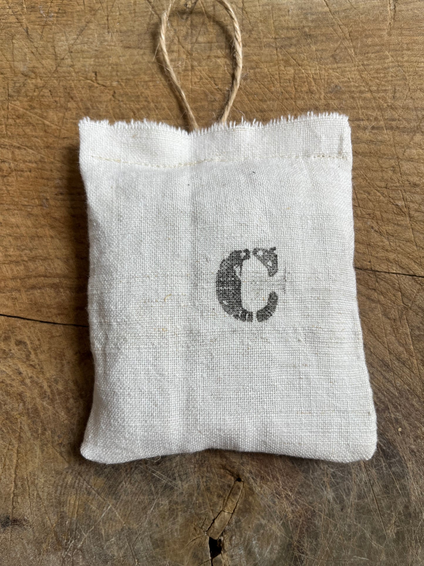 Monogramm Lavendelkissen aus Bauernleinen