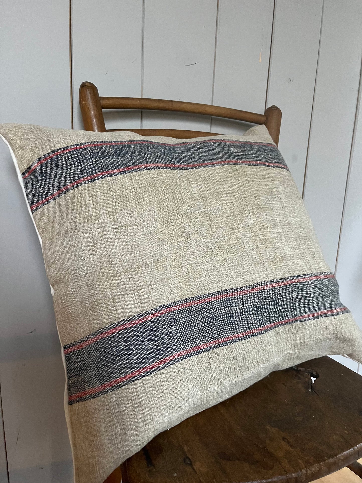 Blau/Rot gestreift: Vintage Kissen aus altem Leinensack 50 x 50