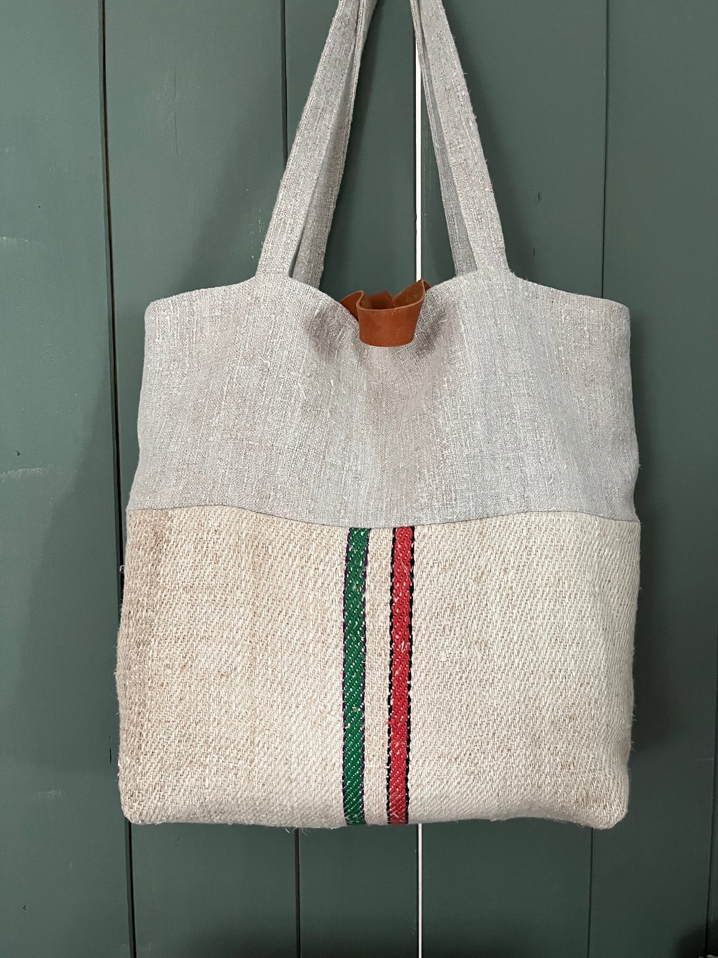 Gestreift: Große Tasche aus altem Leinensack mit Streifen