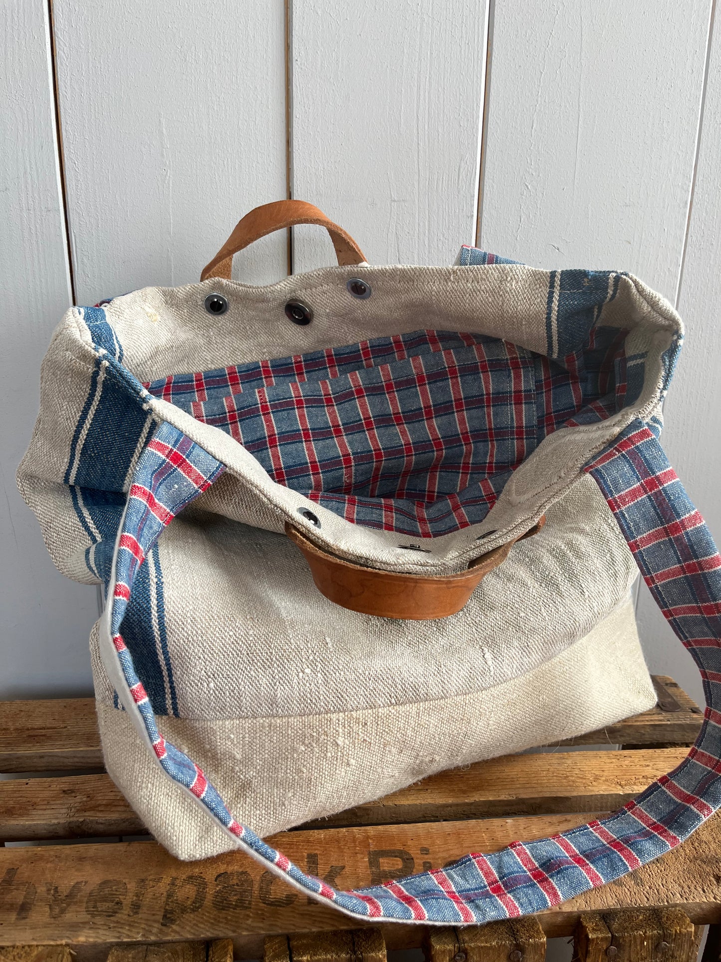Very Vintage: Große Tasche aus altem Leinensack mit Streifen, Blüten und Aufschrift