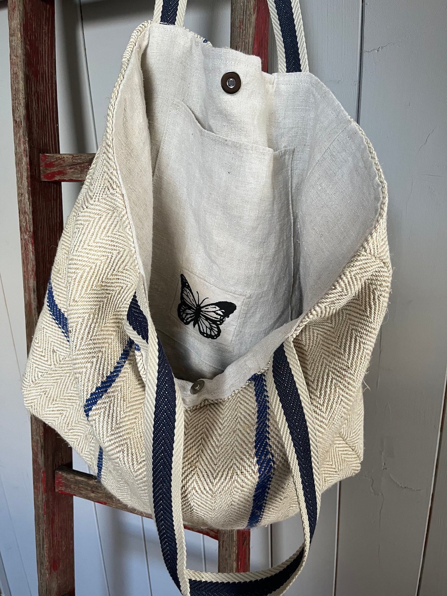 Blau gestreift: große Tasche aus kräftigem altem Leinensack