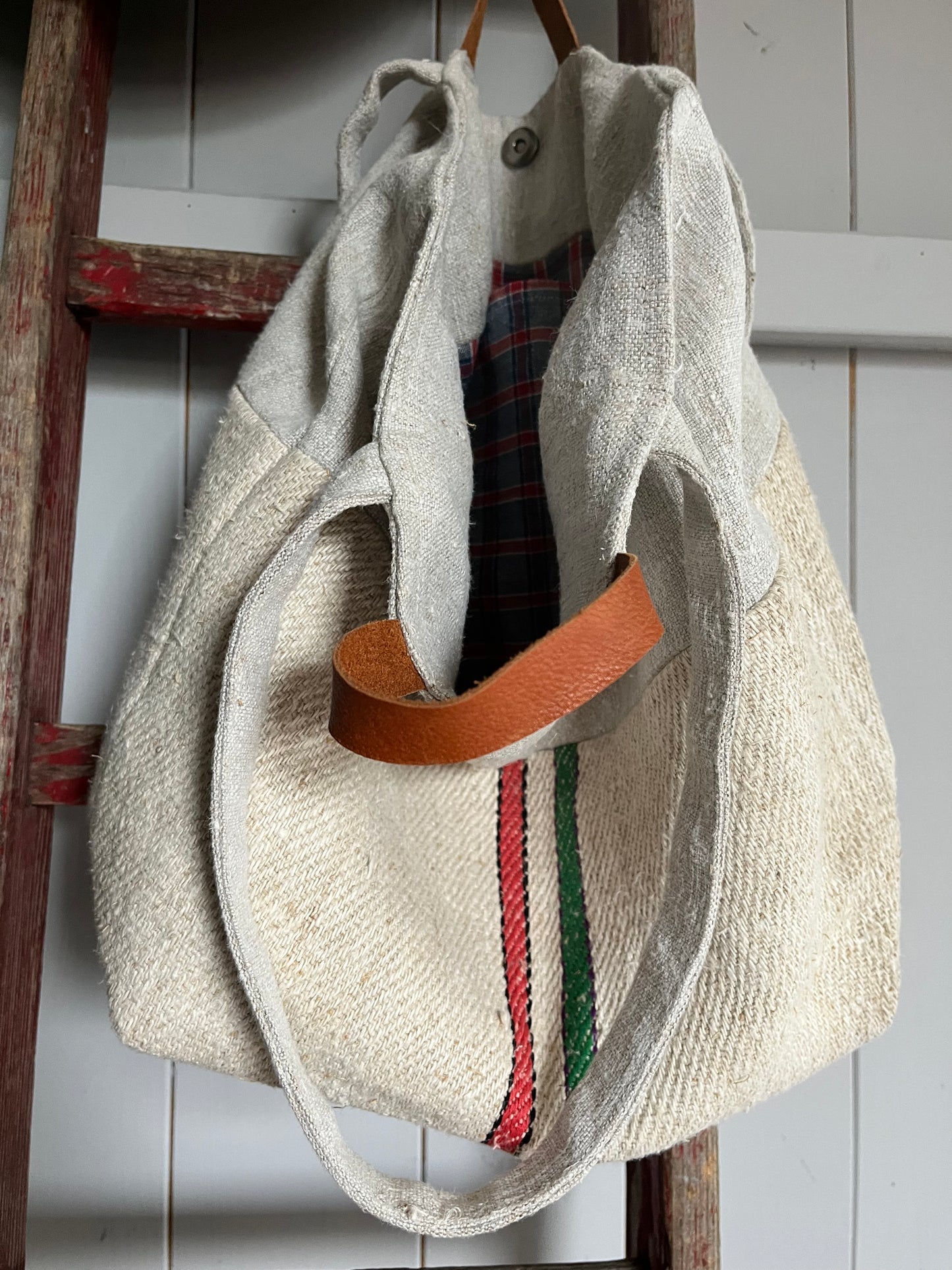 Gestreift: Große Tasche aus altem Leinensack mit Streifen