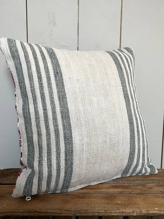 Blau gestreift: Vintage Kissen aus altem Leinensack