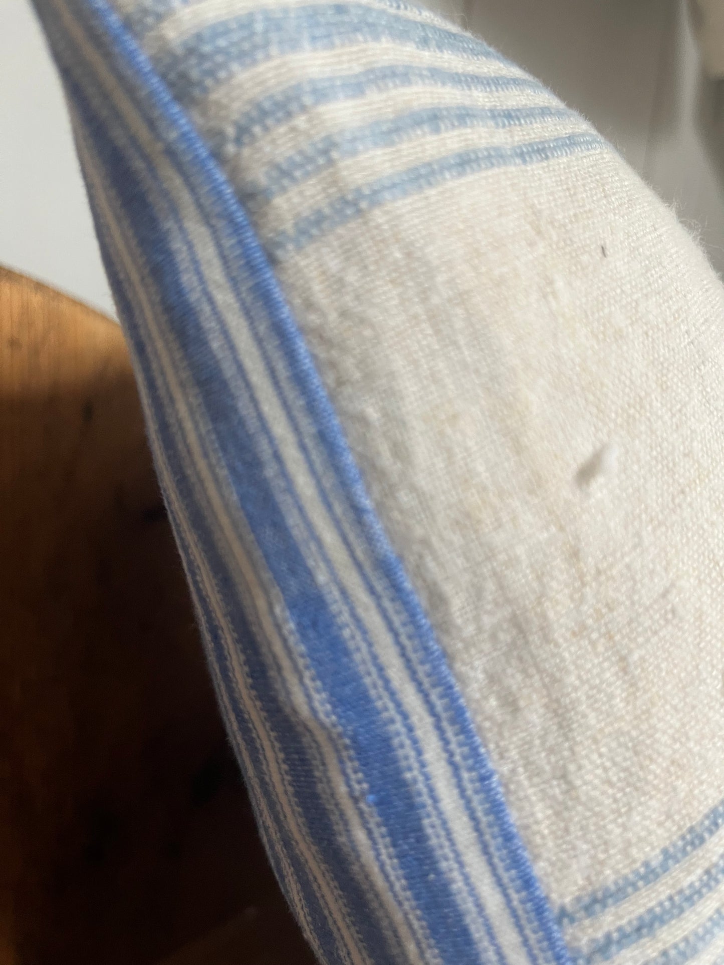 Großes Kissen blau/weiß 70 x 40 aus altem Leinen