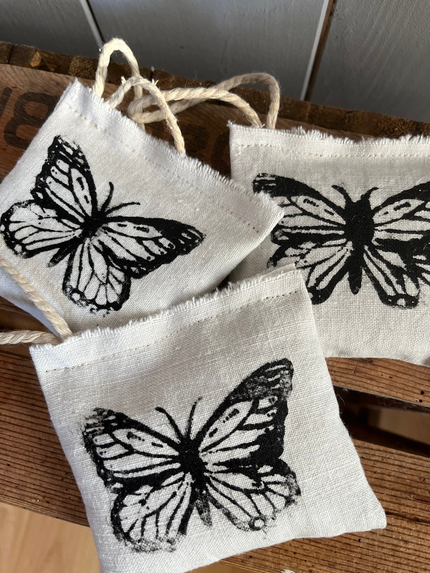 Lavendel-Butterfly: 3 große Duftkissen altes Leinen bedruckt mit Schmetterling