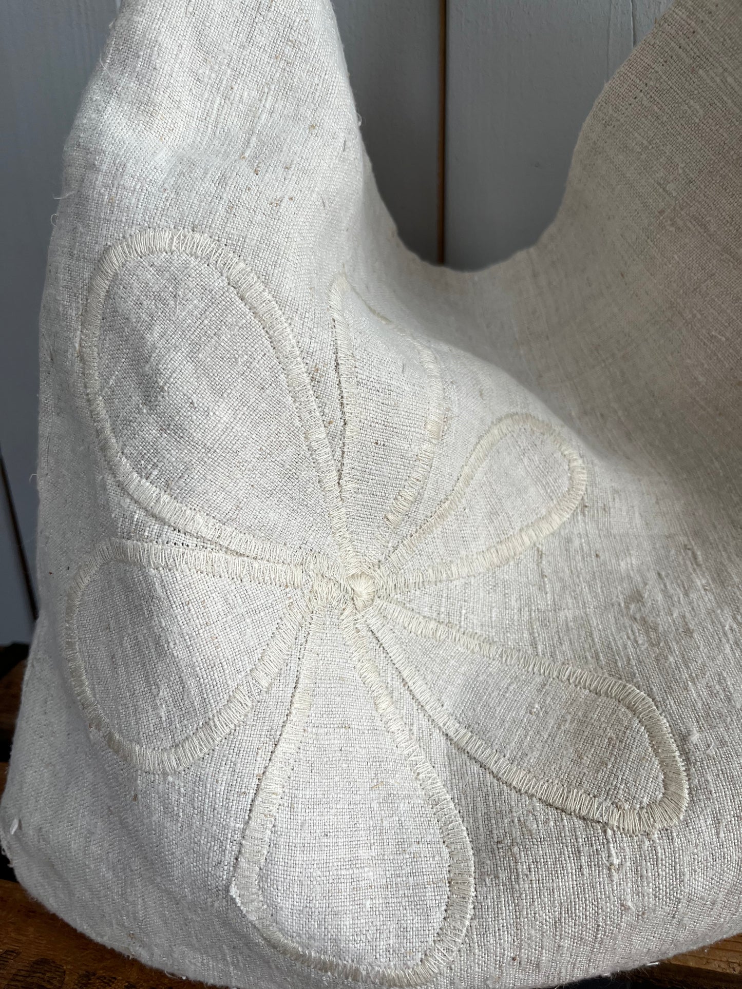 Hobotasche aus altem Leinen mit Blüten