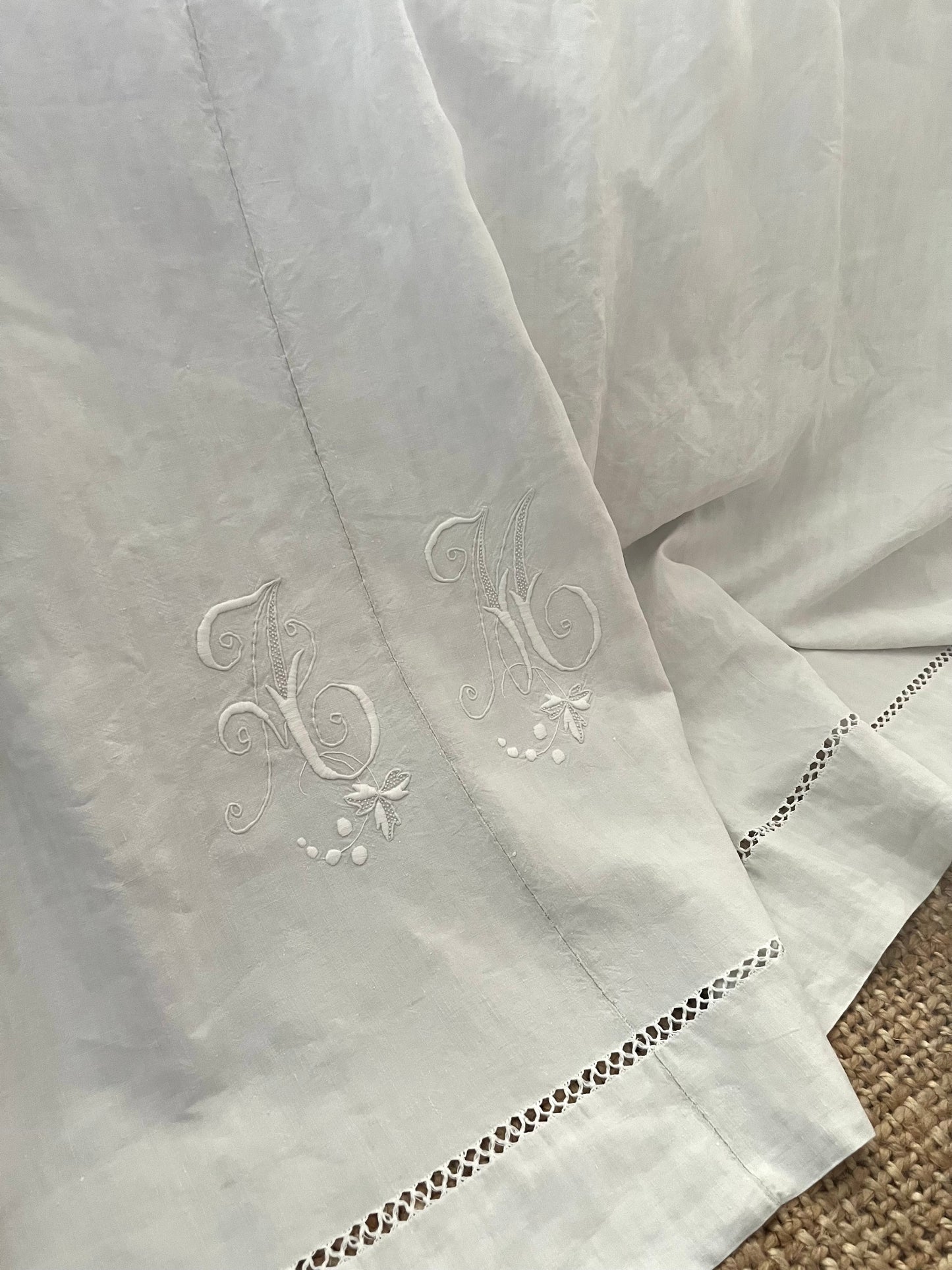 XL Leinen Laken aus Frankreich mit großem Monogramm und Hohlsaum