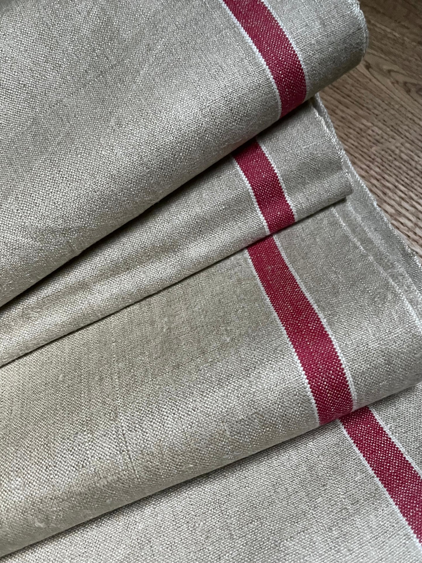 Schönes, unbenutztes Mangeltuch mit rot/weißem Streifen 300 x 90