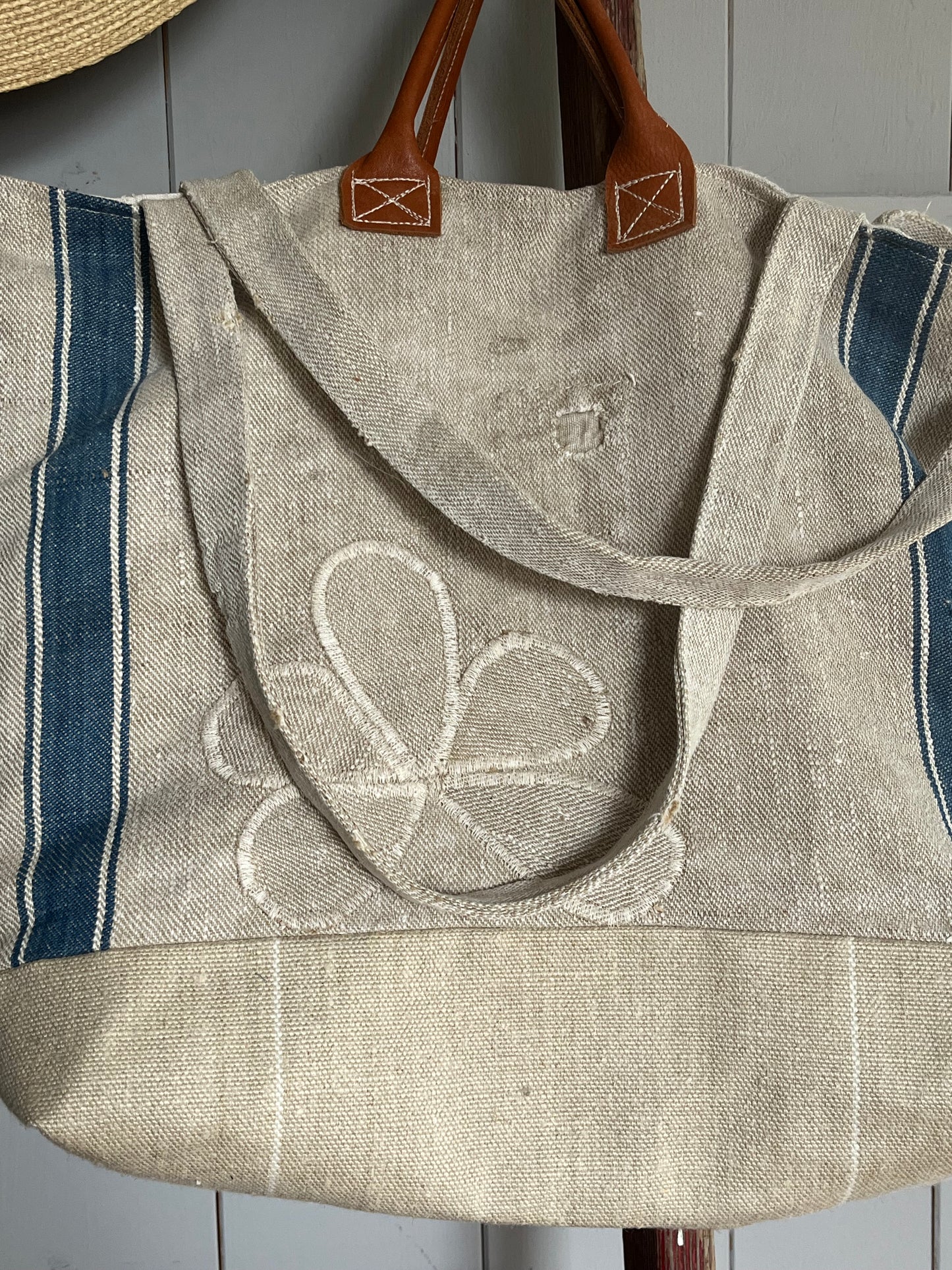 Very Vintage: Große Tasche aus altem Leinensack mit Streifen und Blüten