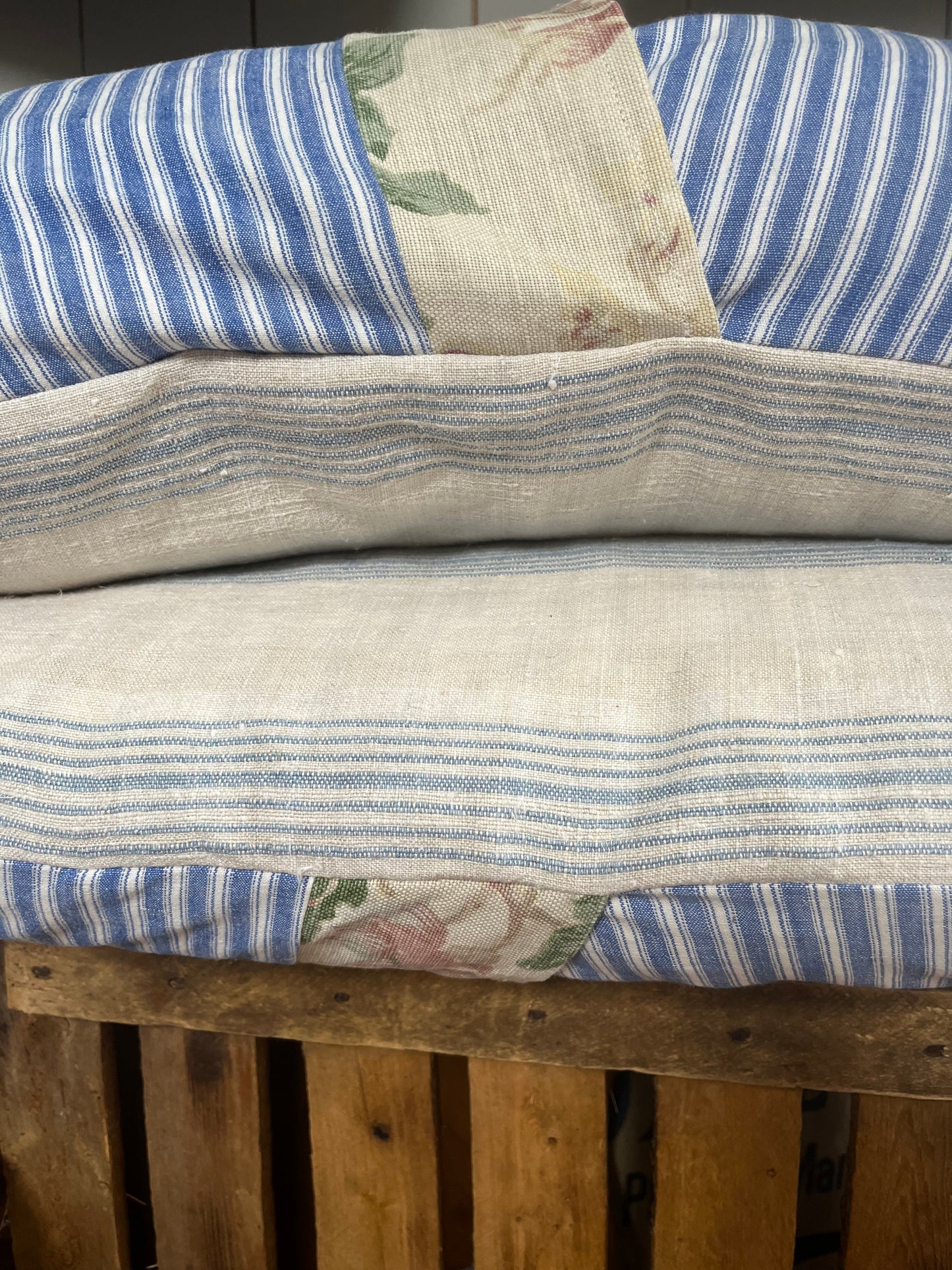 Großes Kissen blau/weiß 70 x 40 aus altem Leinen