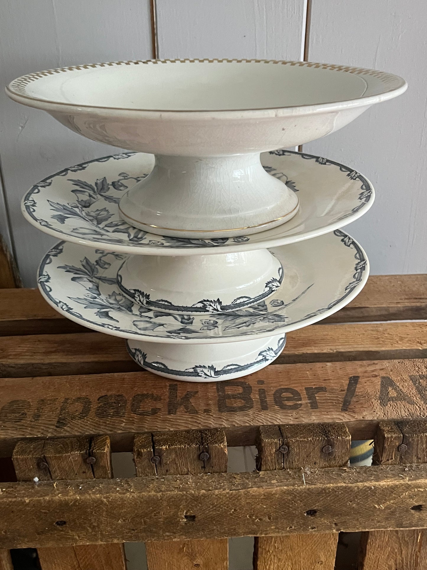 Alte Etagere weiß gold Keramik Maastricht