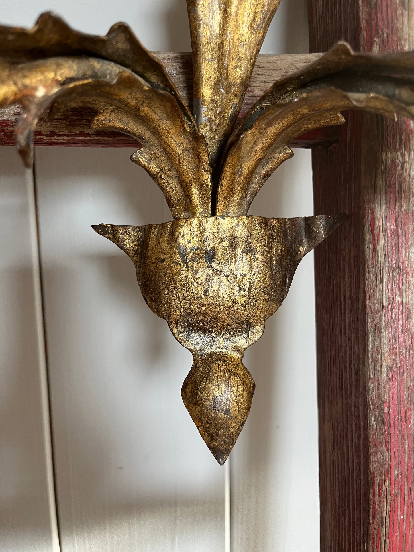 Vintage Wandlampe aus Frankreich mit Kerzenhaltern und Blätter-Ornamenten in Antikgold