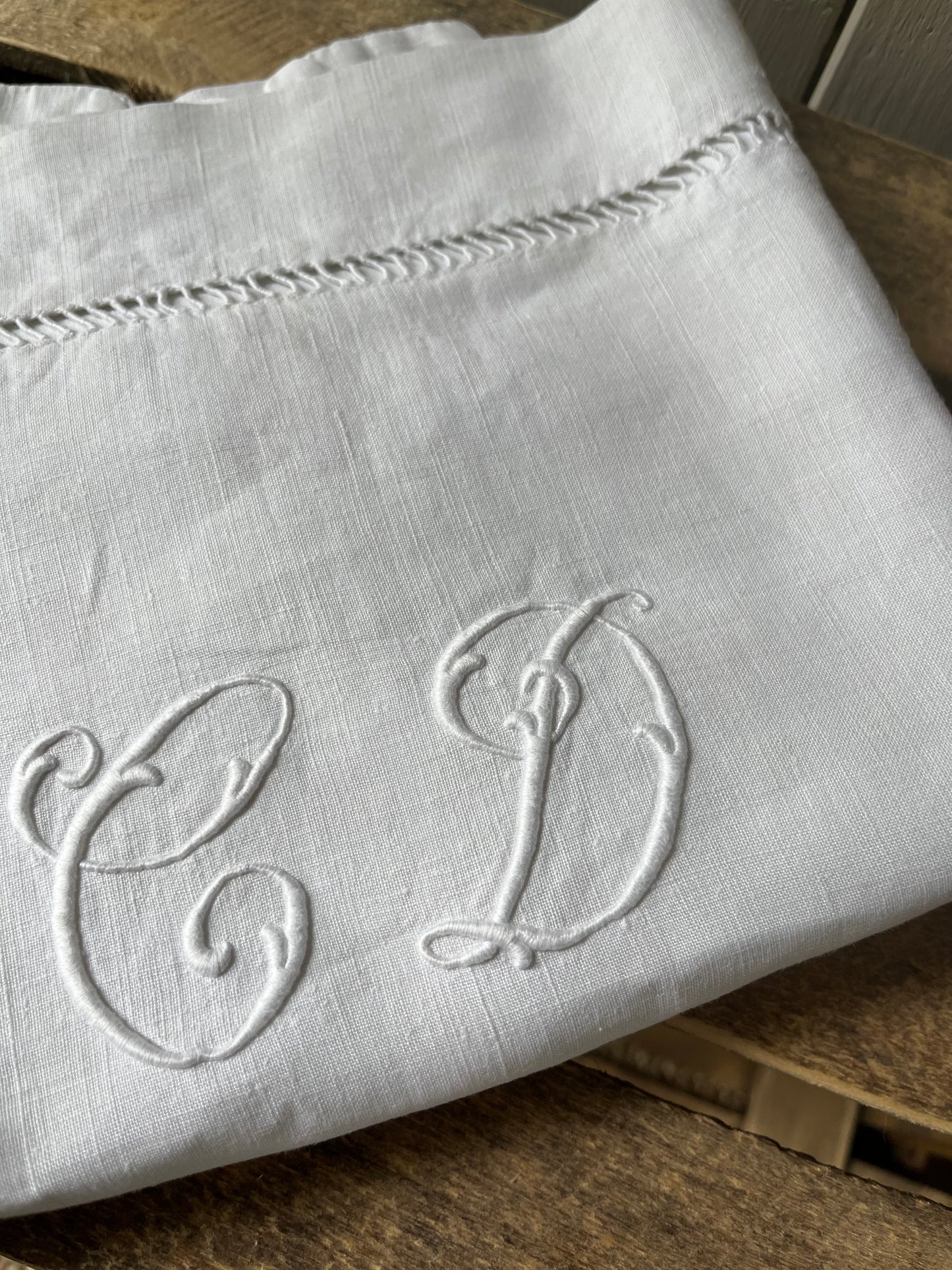 Leinenkissen aus Frankreich mit Monogramm und Hohlsaum