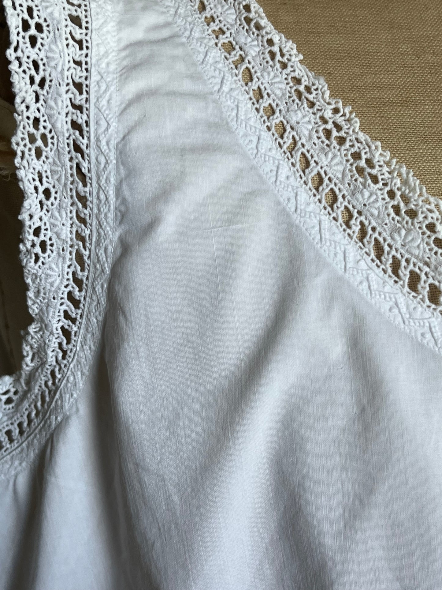 Romantisches Kleid aus Frankreich mit Spitze, Monogramm und Kleinen Mängeln