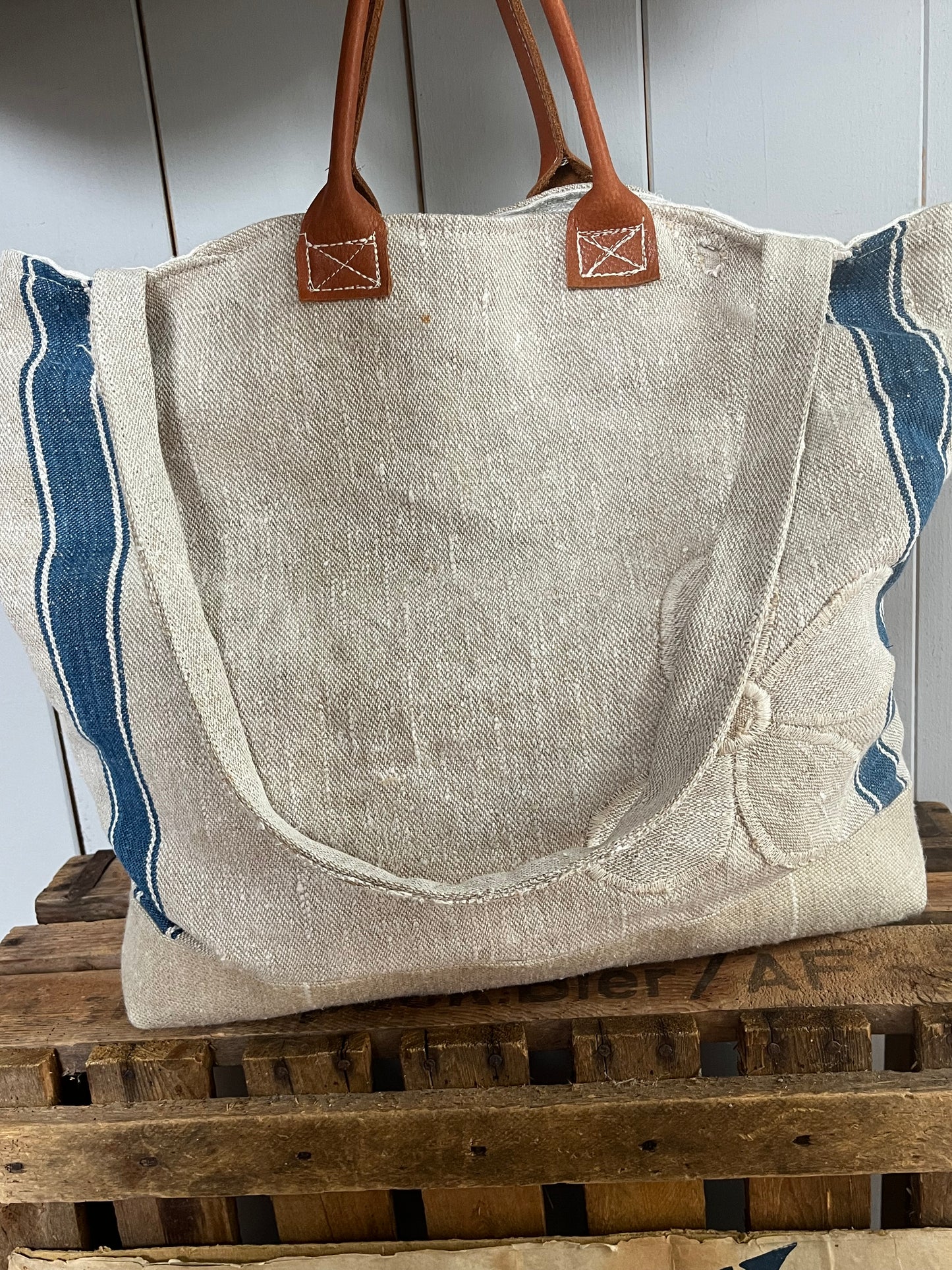Very Vintage: Große Tasche aus altem Leinensack mit Streifen und Blüten