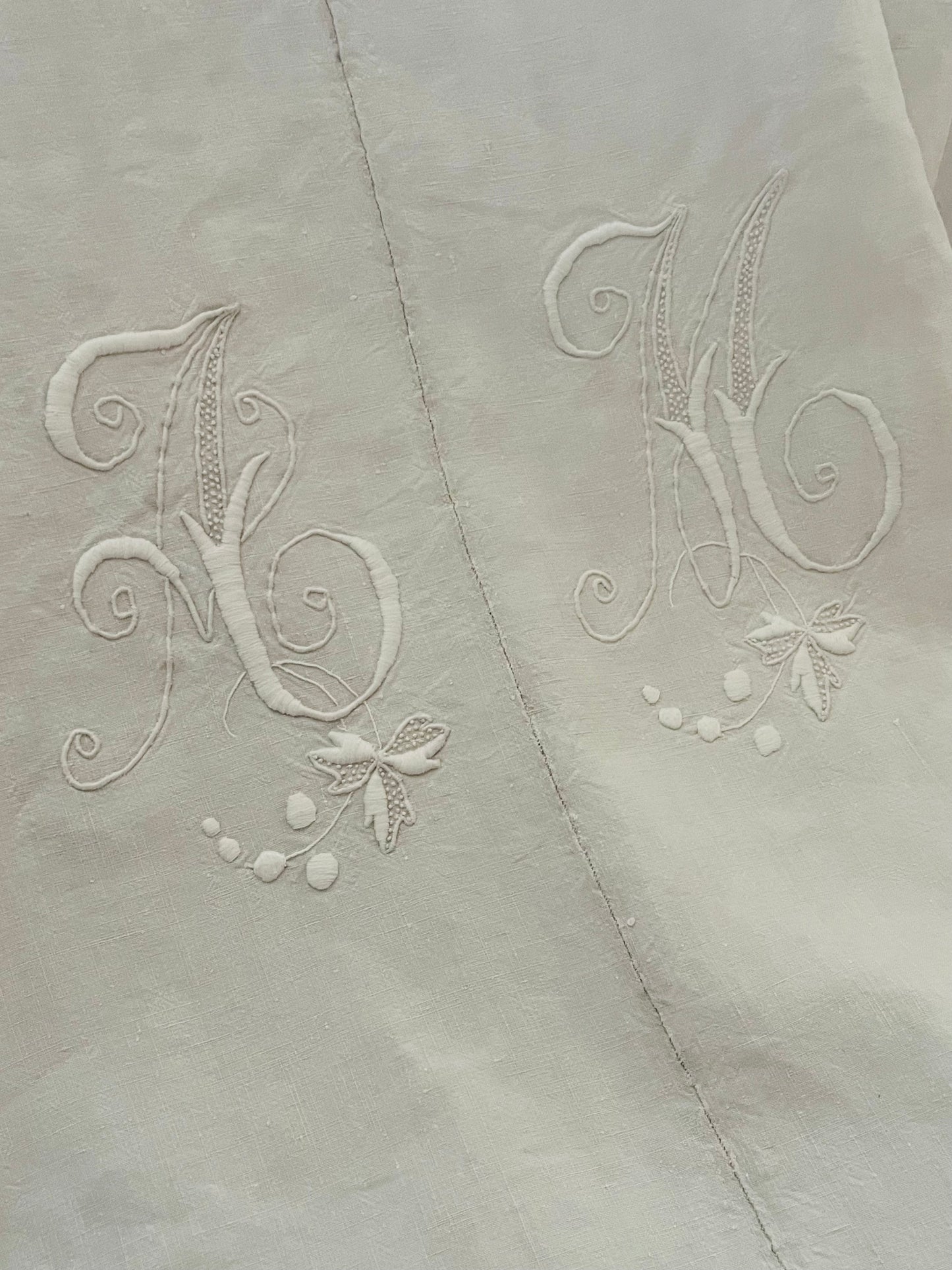 XL Leinen Laken aus Frankreich mit großem Monogramm und Hohlsaum