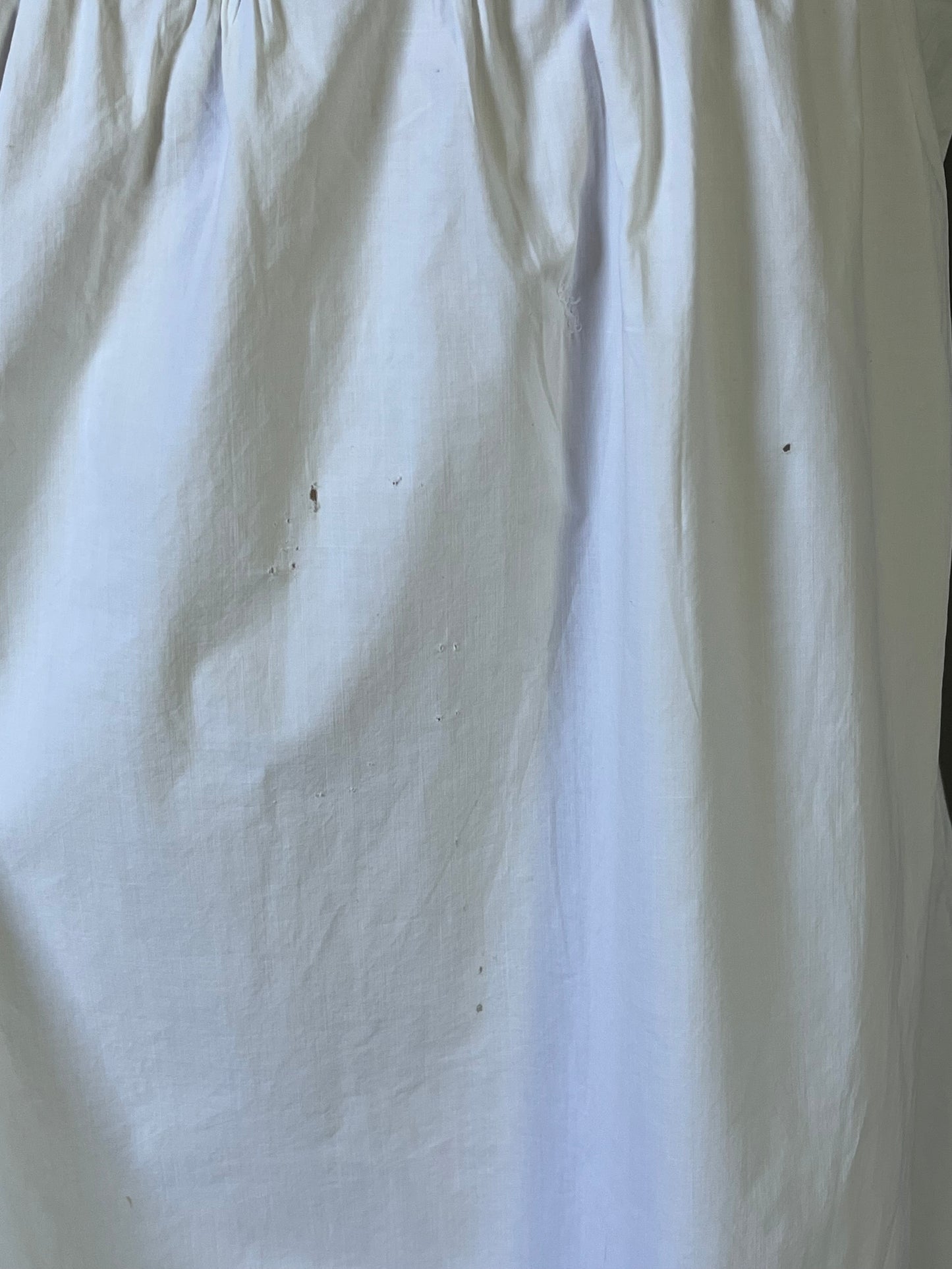 Feines Kleid aus Frankreich mit Monogramm, Spitze und Mängeln