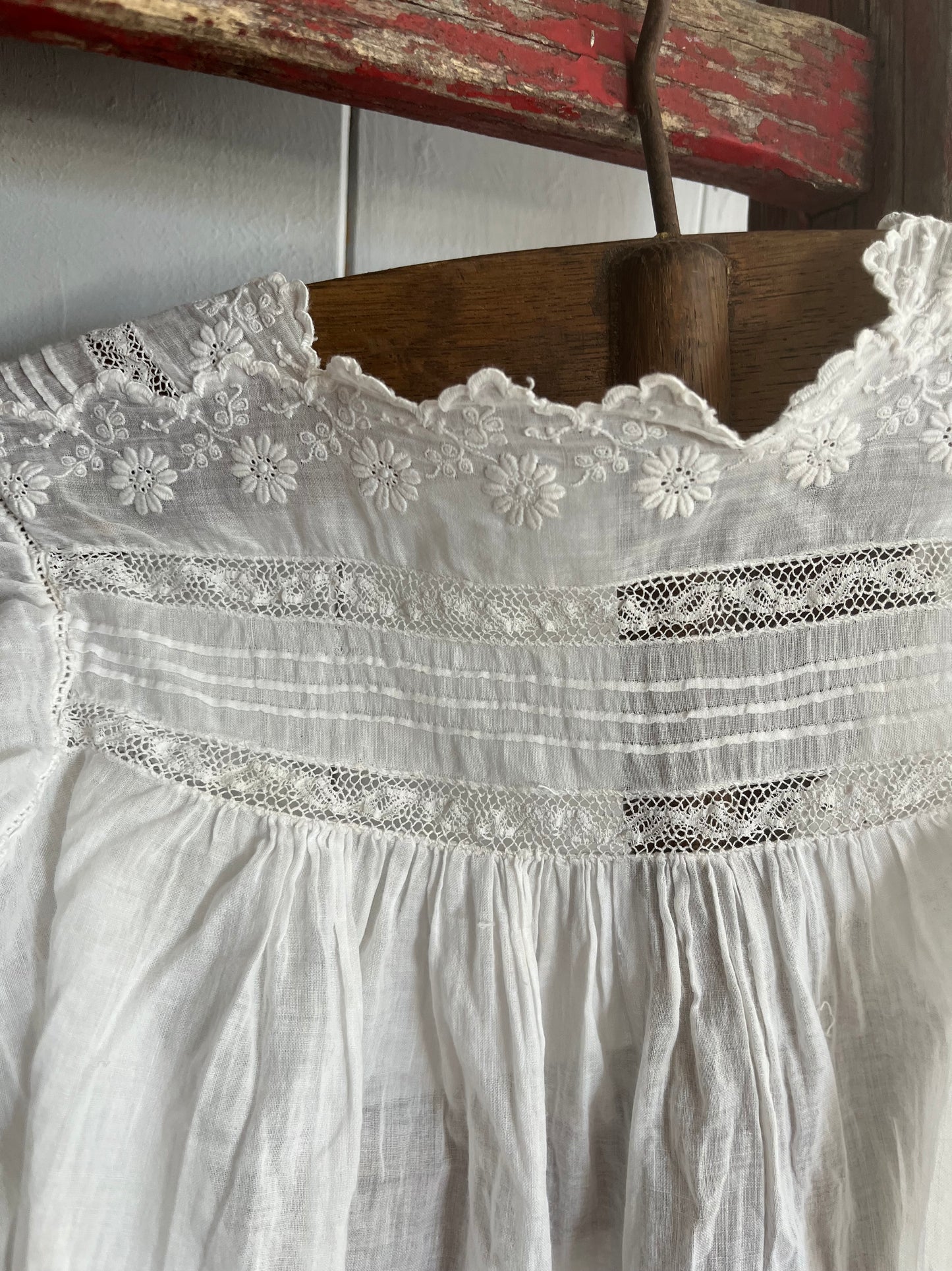Für Mademoiselle: feines Kleid mit Blüten und Spitze