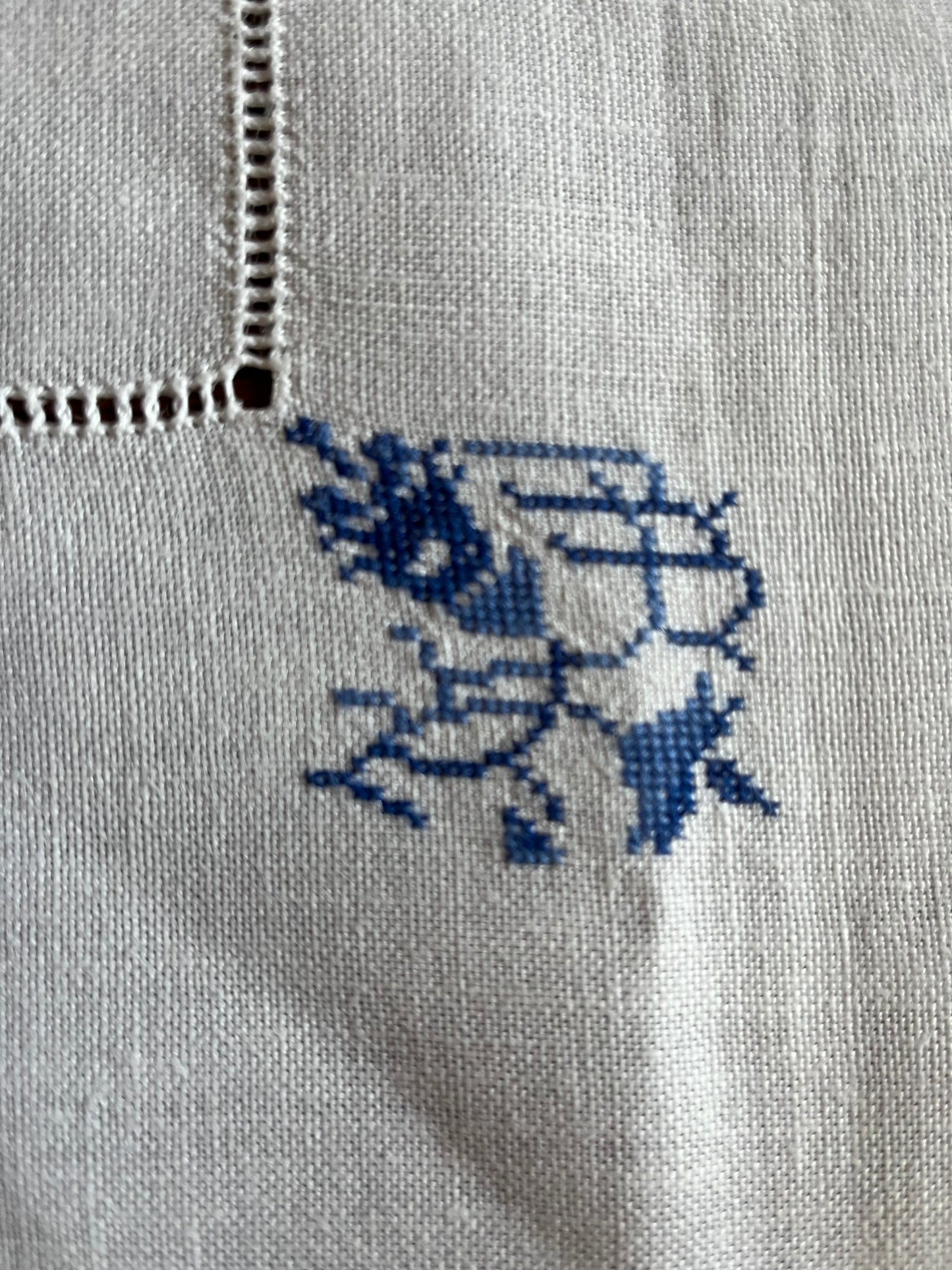 Feine große Tischdecke Leinen mit viel Hohlsaum und blauen gestickten Blüten