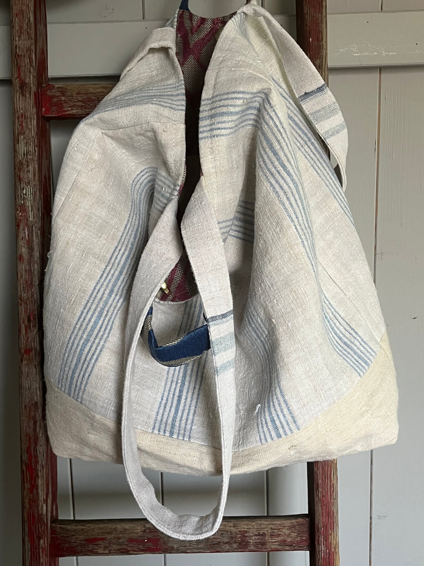 Big: große Tasche aus altem Leinensack mit Streifen und Blüten
