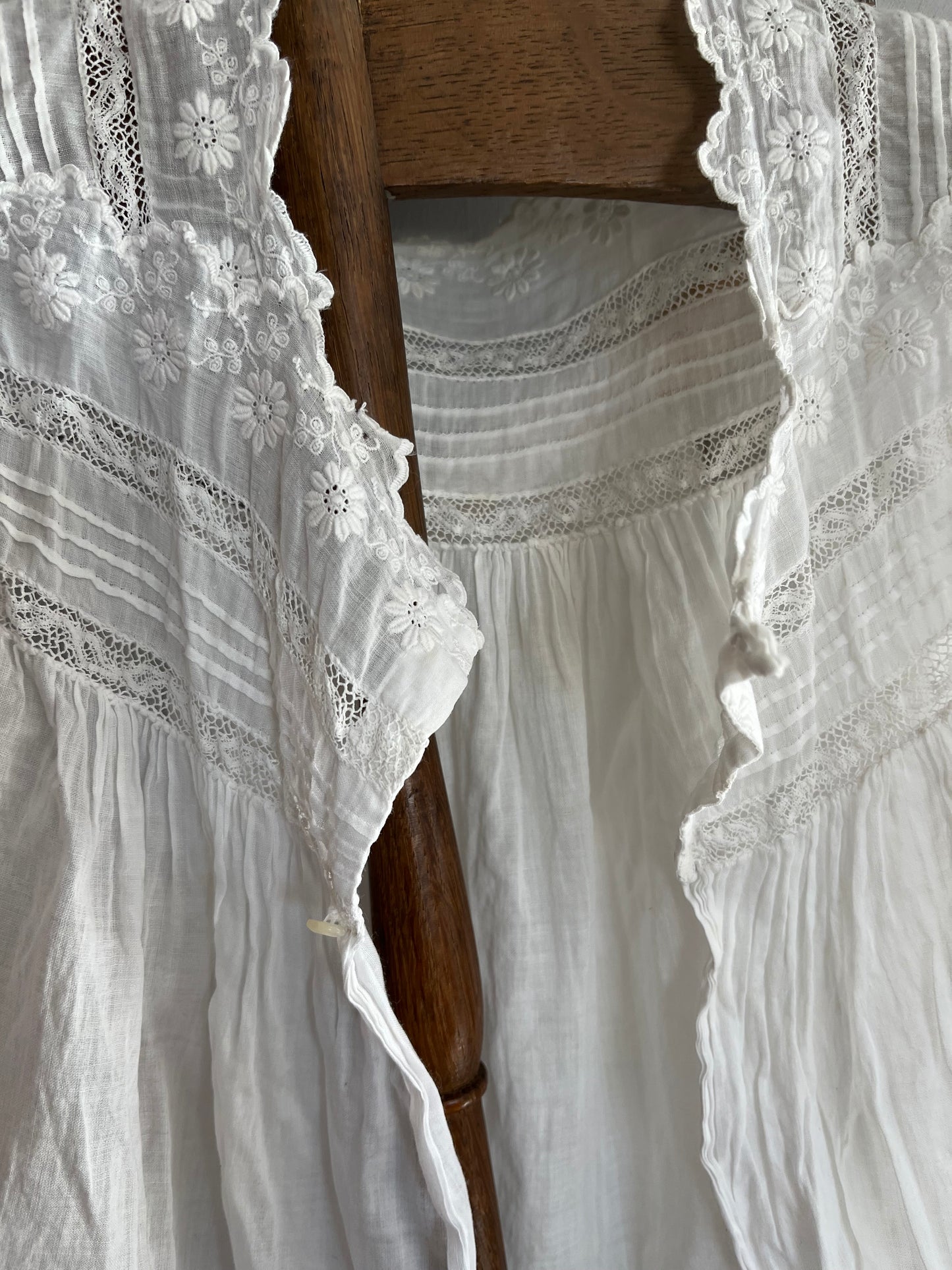 Für Mademoiselle: feines Kleid mit Blüten und Spitze