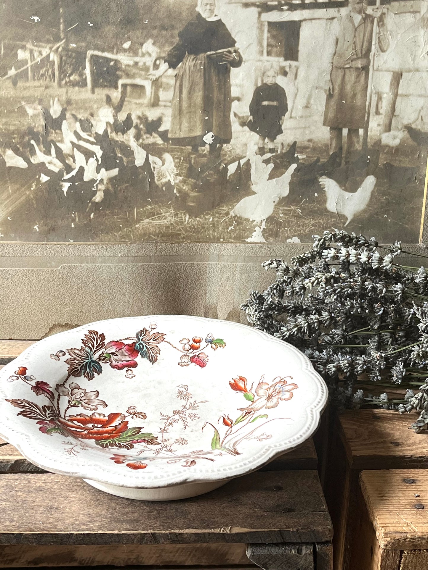 Rarität: sehr alte amerikanische Etagere Keramik mit opulenten Blumen und Patina