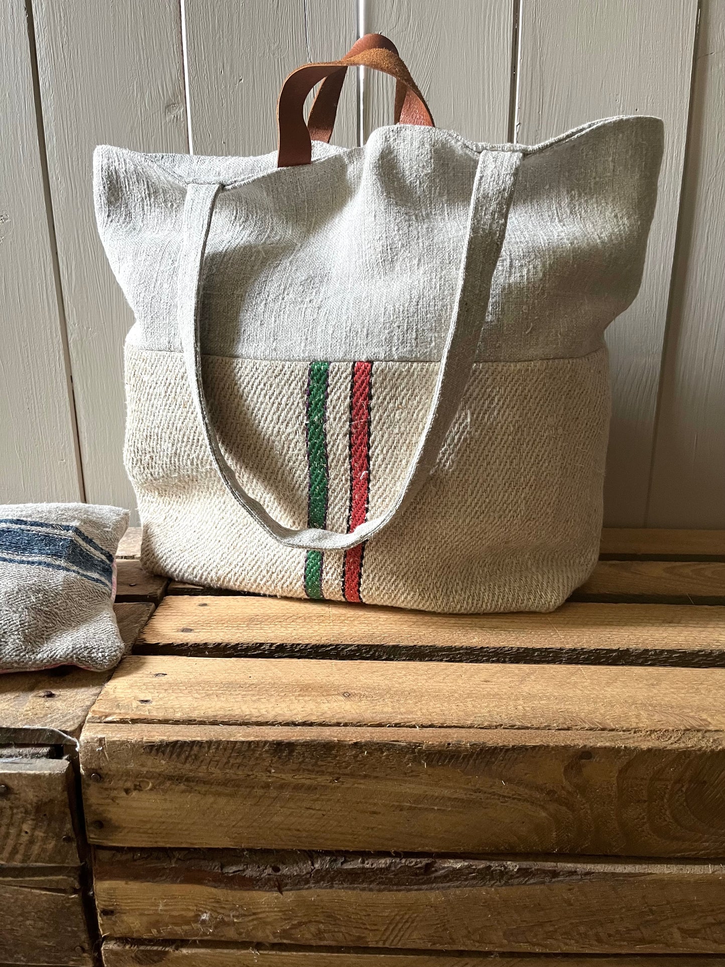 Gestreift: Große Tasche aus altem Leinensack mit Streifen