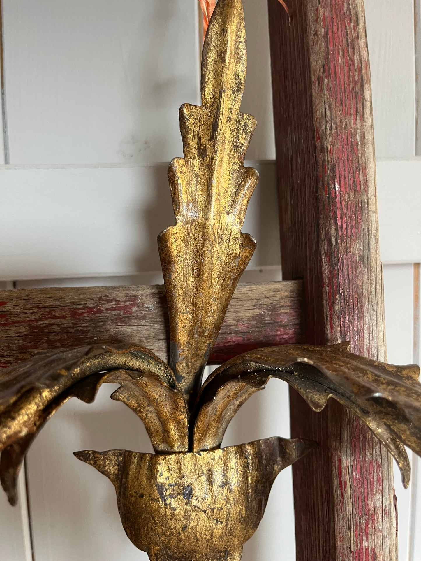 Vintage Wandlampe aus Frankreich mit Kerzenhaltern und Blätter-Ornamenten in Antikgold