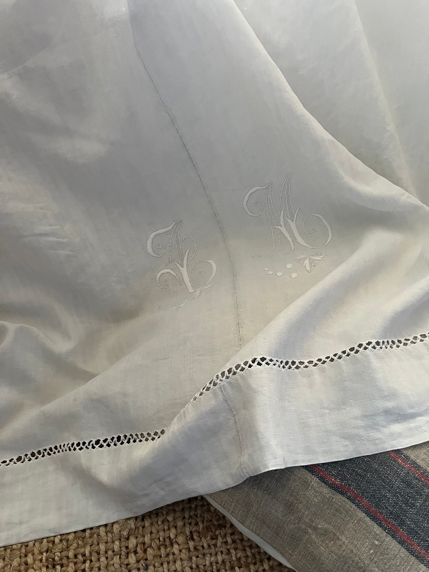 XL Leinen Laken aus Frankreich mit großem Monogramm und Hohlsaum