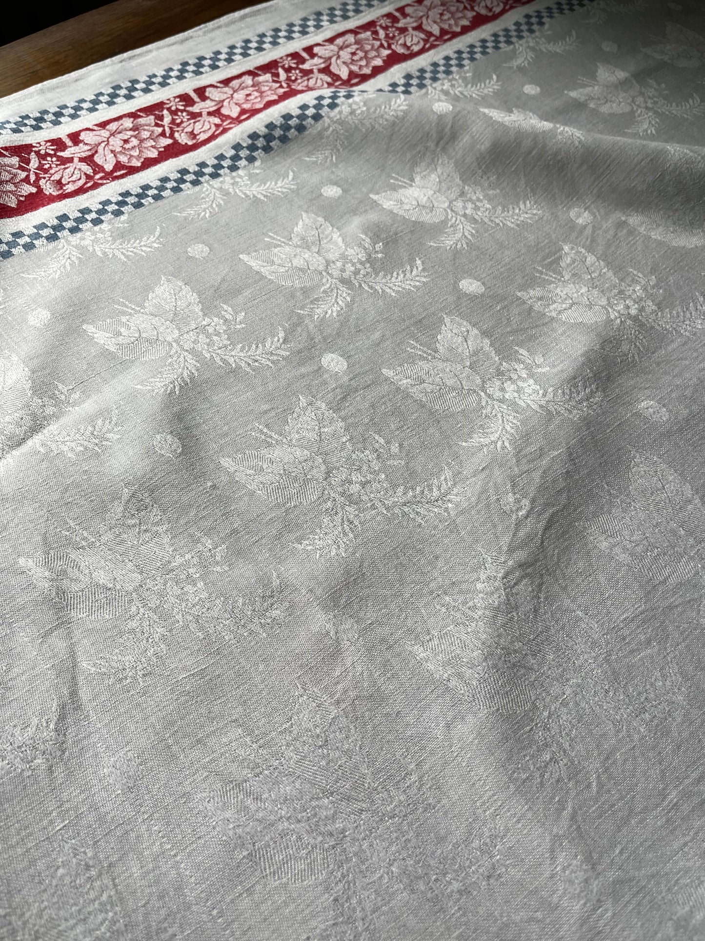 Prachtstück für die Tafel: Leinen Damast Decke in Blau /Weiß/Rot 126 x 126