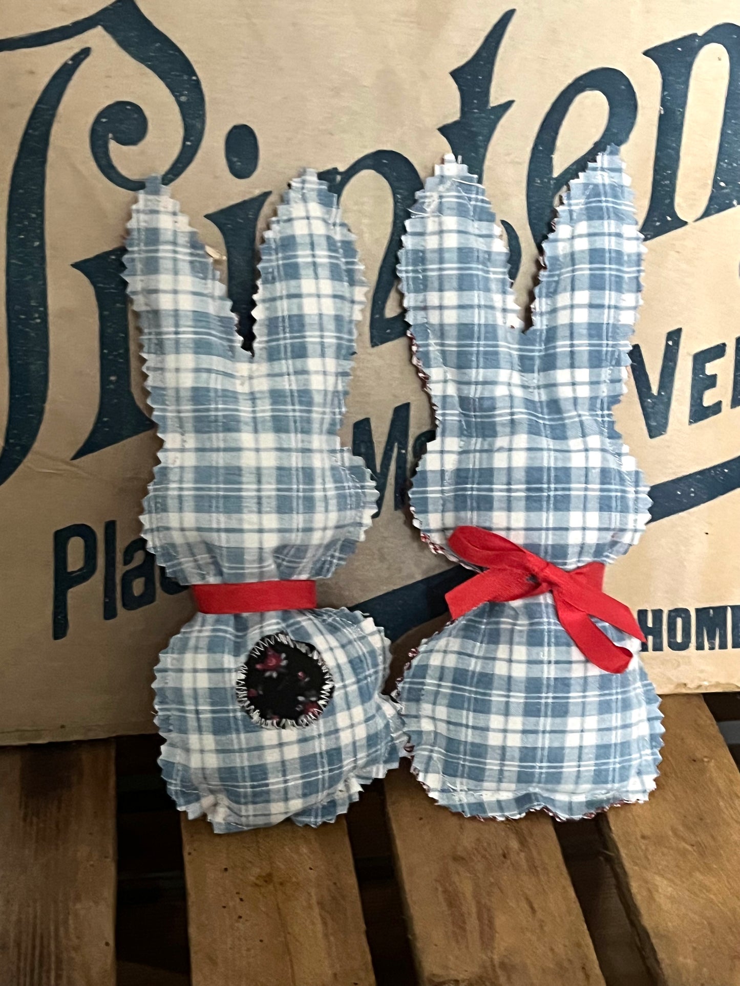 2 Lavendel-Hasen aus altem Bauernstoff