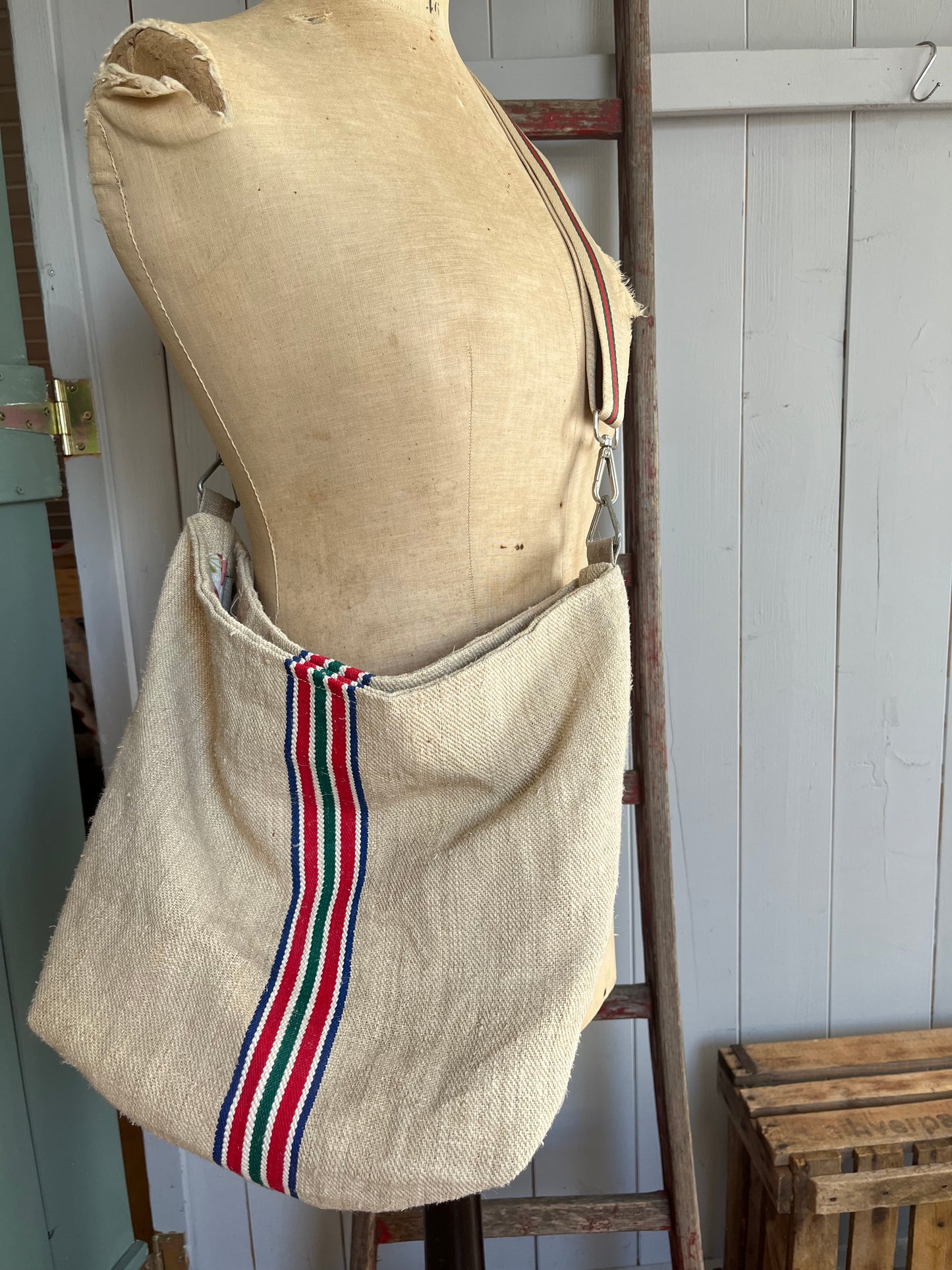 Hanftasche: große Tasche mit Streifen in Rot/Blau/Grün/Weiß