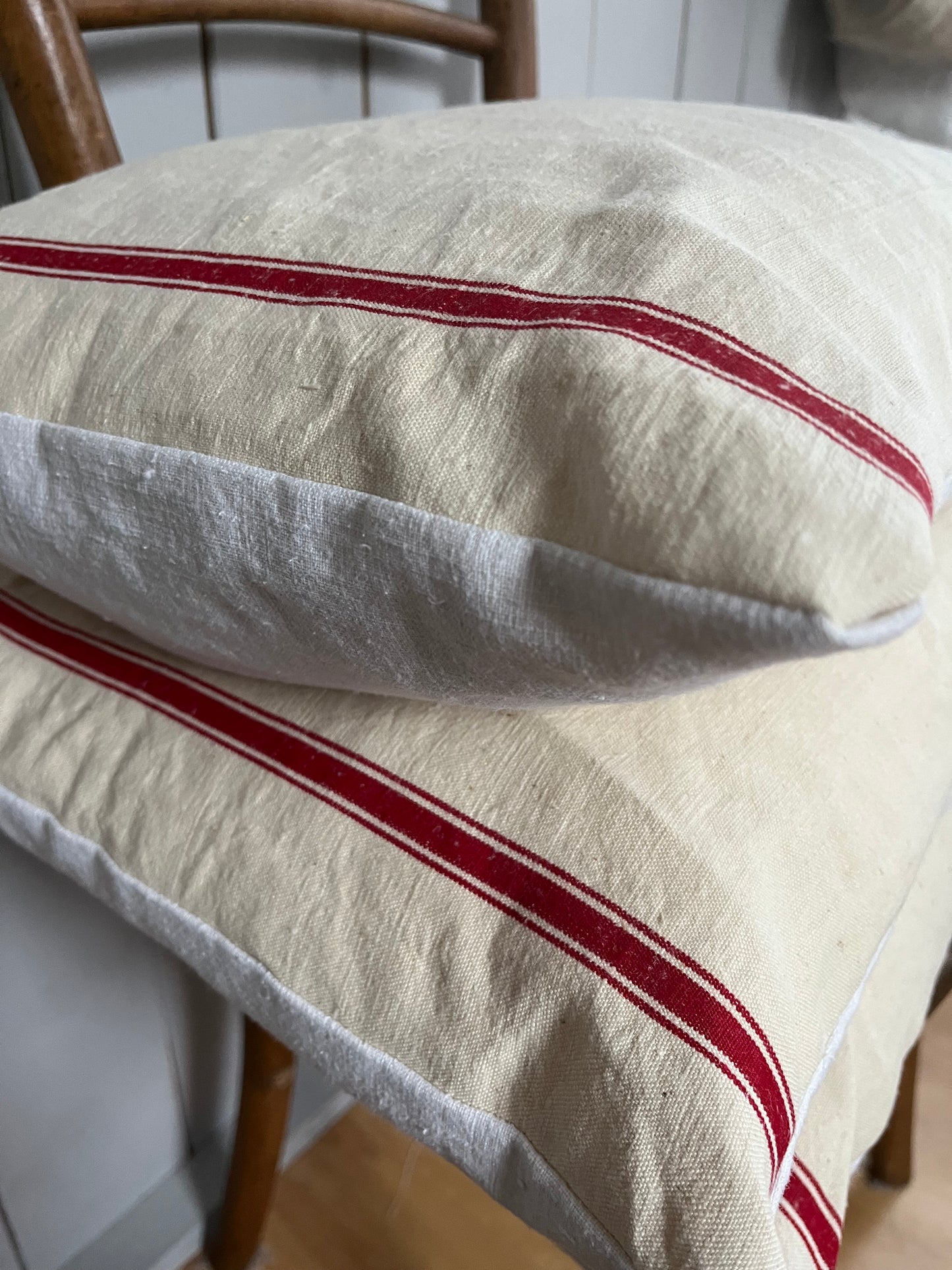 Großes Leinenkissen mit roten Streifen 60 x 40 - wahlweise mit Dinkelfüllung