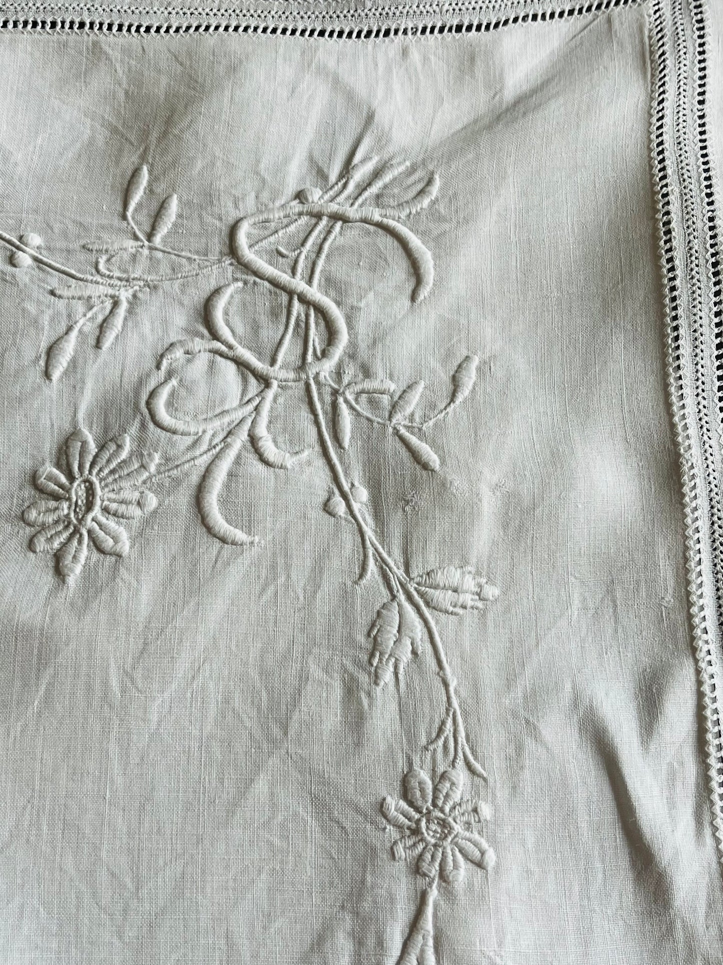 Reich besticktes Leinenkissen aus Frankreich mit Monogramm und Hohlsaum
