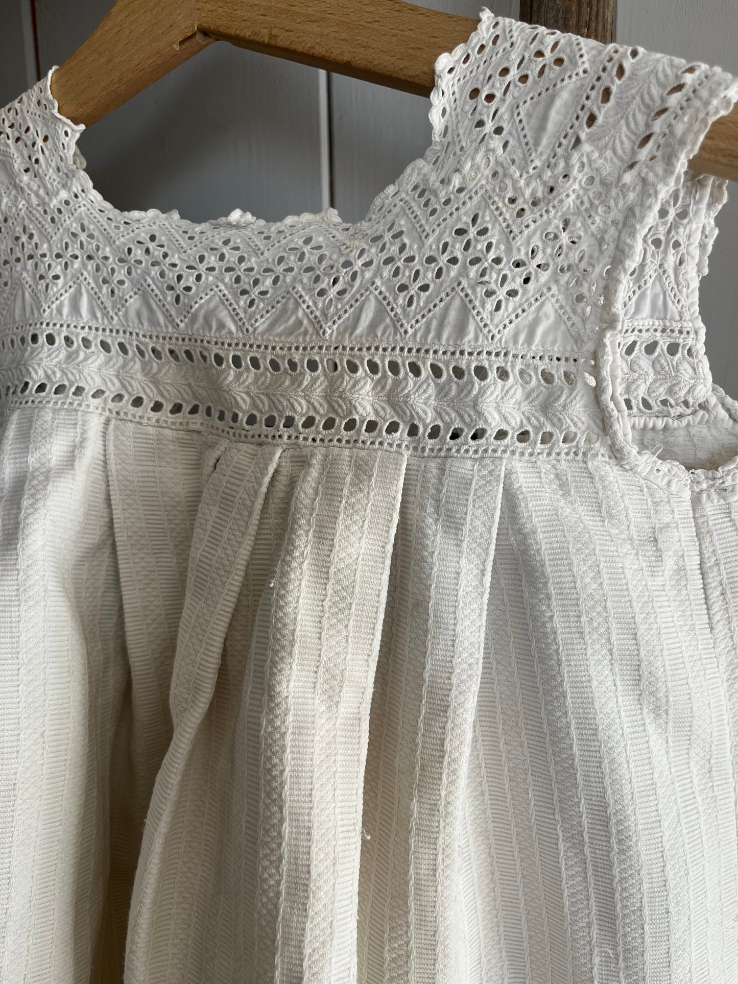 Für Mademoiselle: Kleid mit Spitze