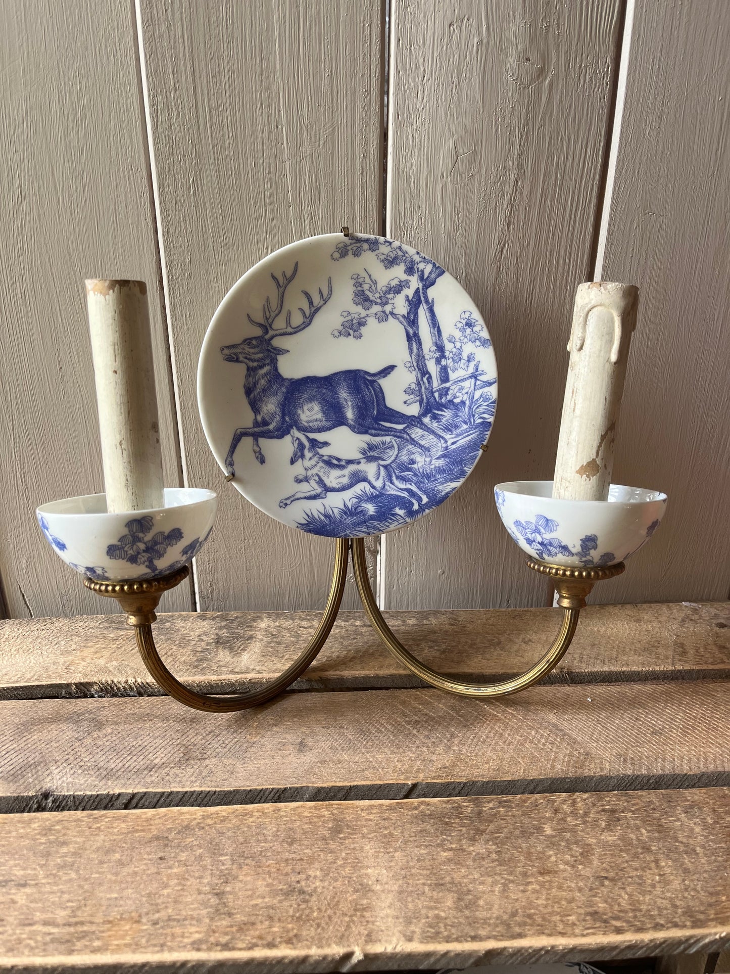 Seltene Wandlampe mit Hirschmotiv auf Porzellan aus Frankreich