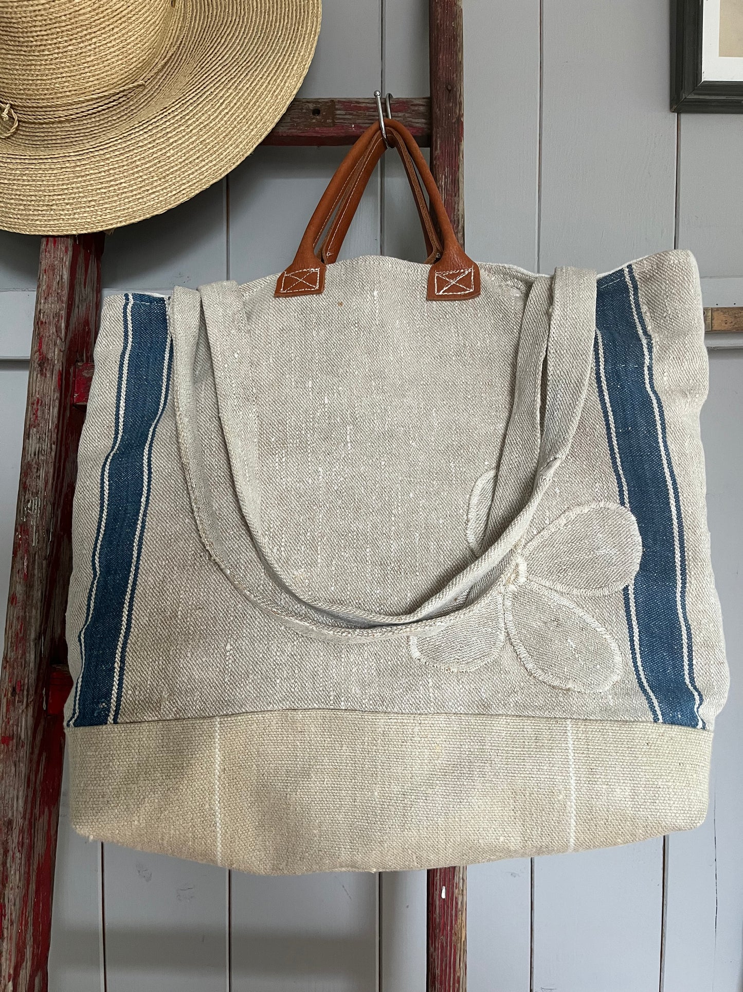 Very Vintage: Große Tasche aus altem Leinensack mit Streifen und Blüten