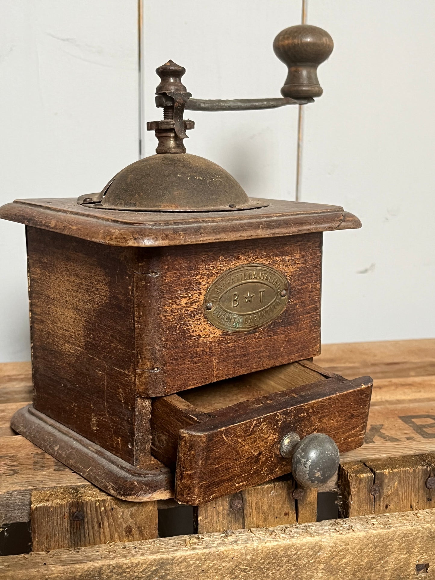 Alte, italienische Kaffeemühle aus Holz