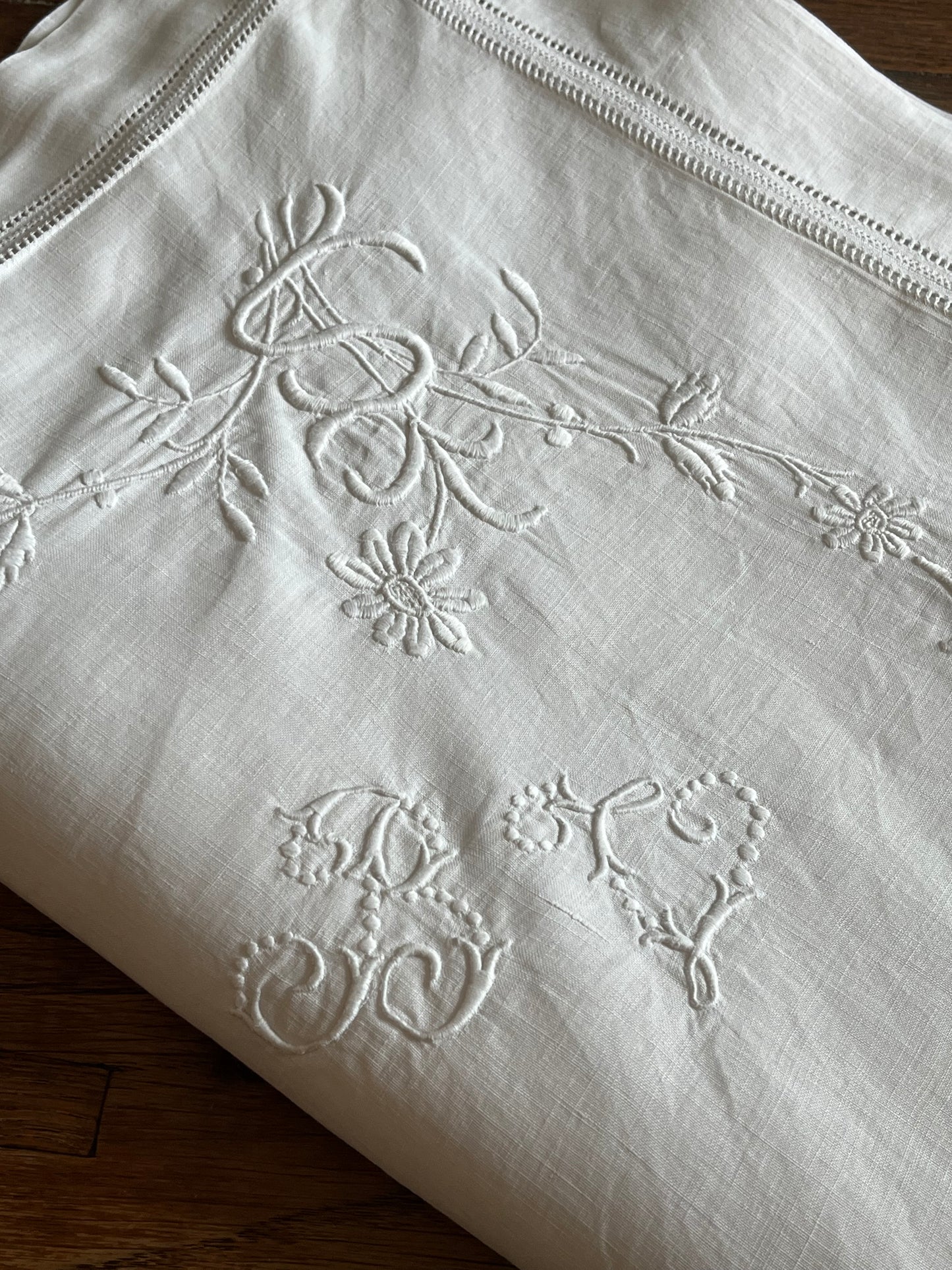 Reich besticktes Leinenkissen aus Frankreich mit Monogramm und Hohlsaum