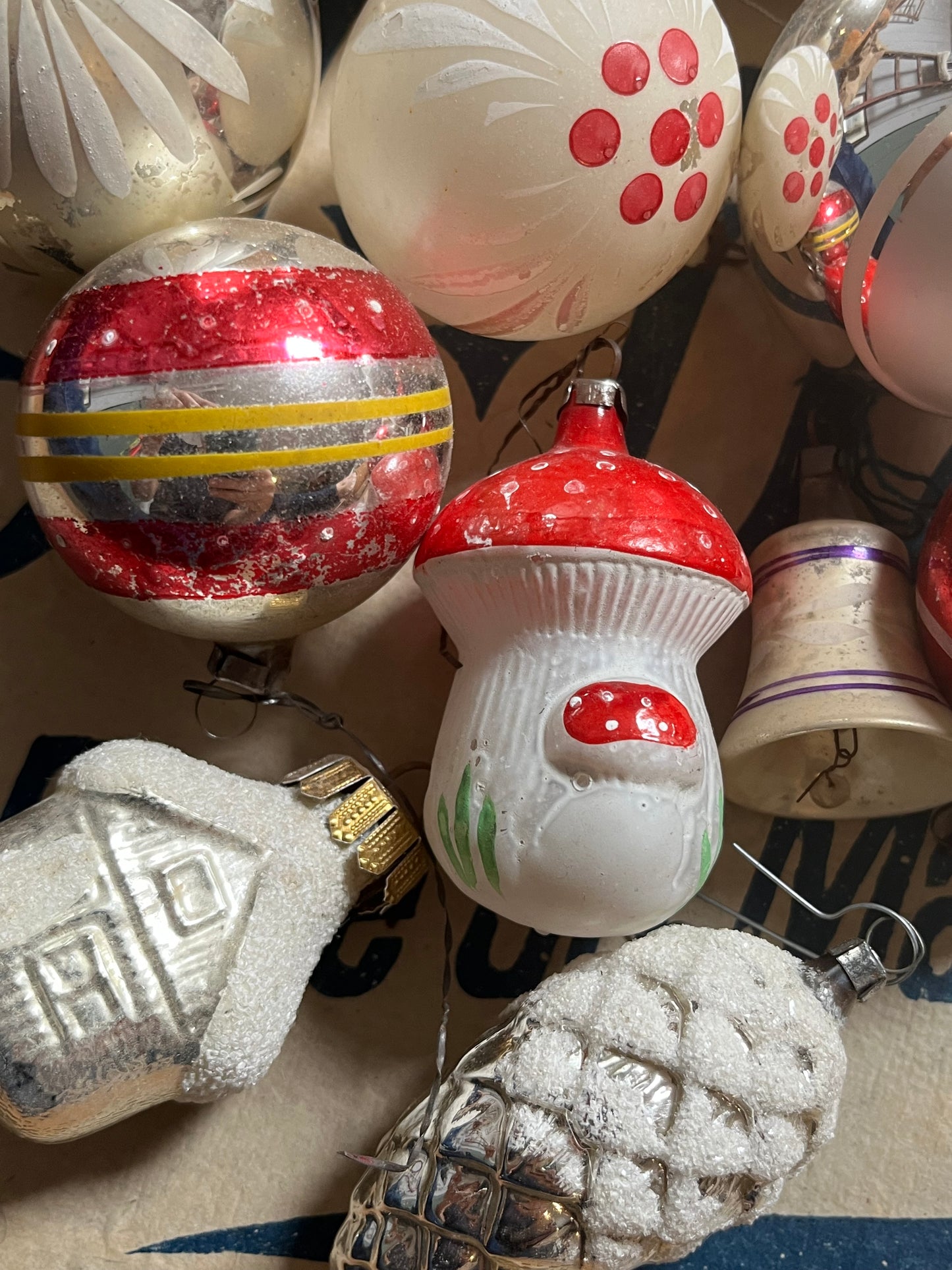 Großer Karton Weihnachtsschmuck von ca. 1940