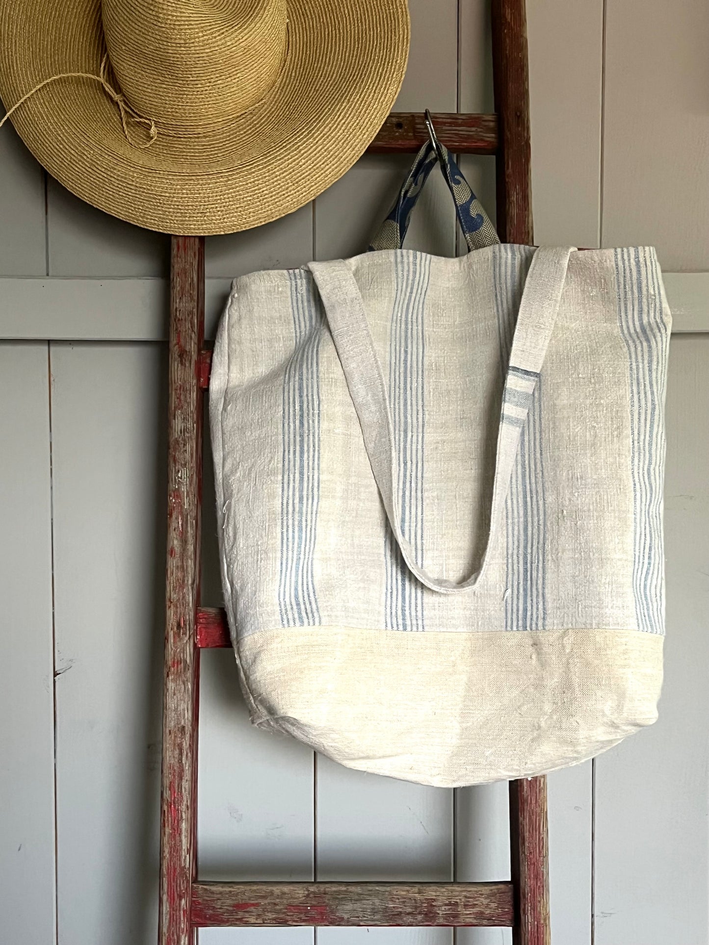 Big: große Tasche aus altem Leinensack mit Streifen und Blüten